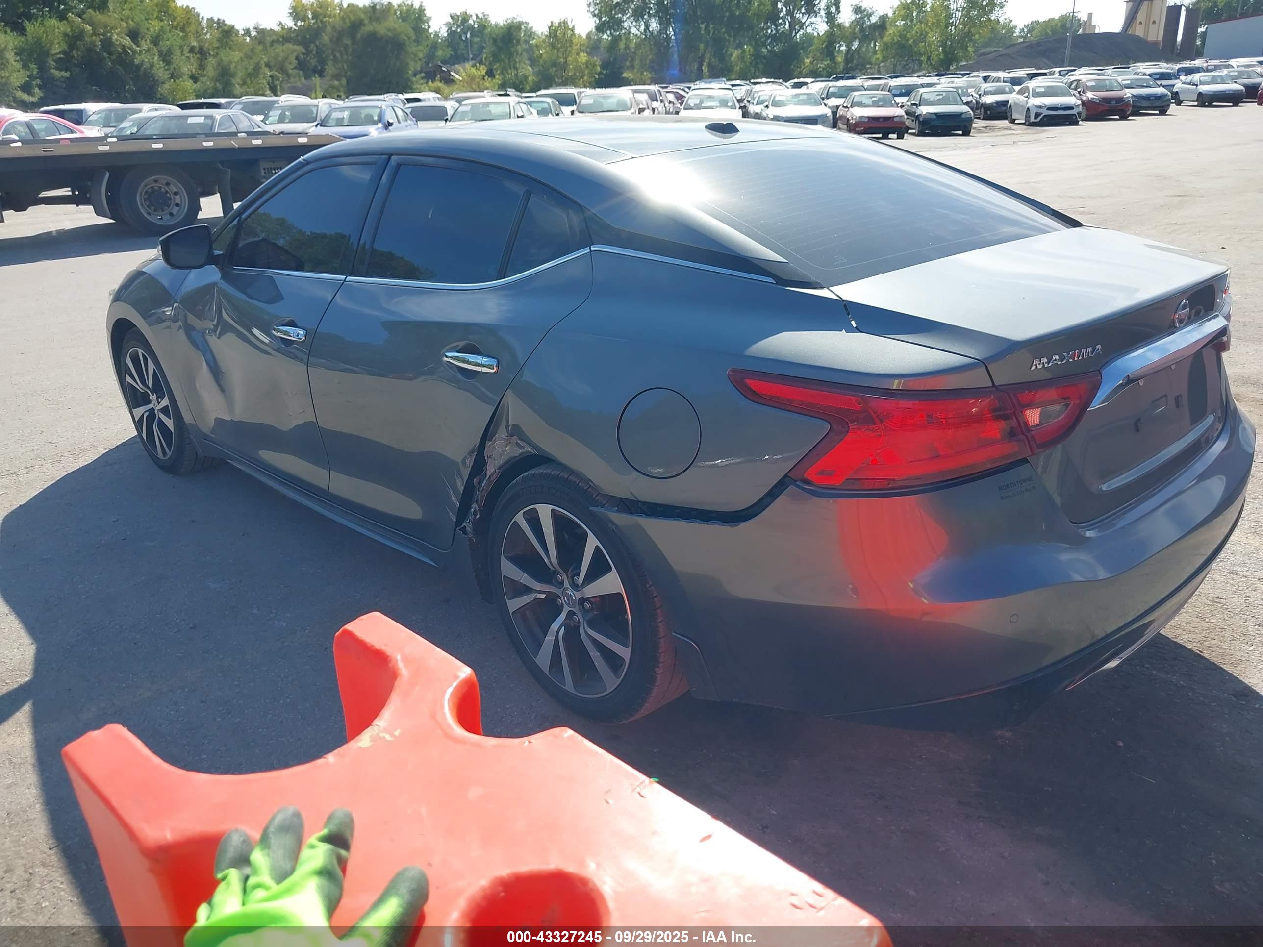 NISSAN MAXIMA image 3