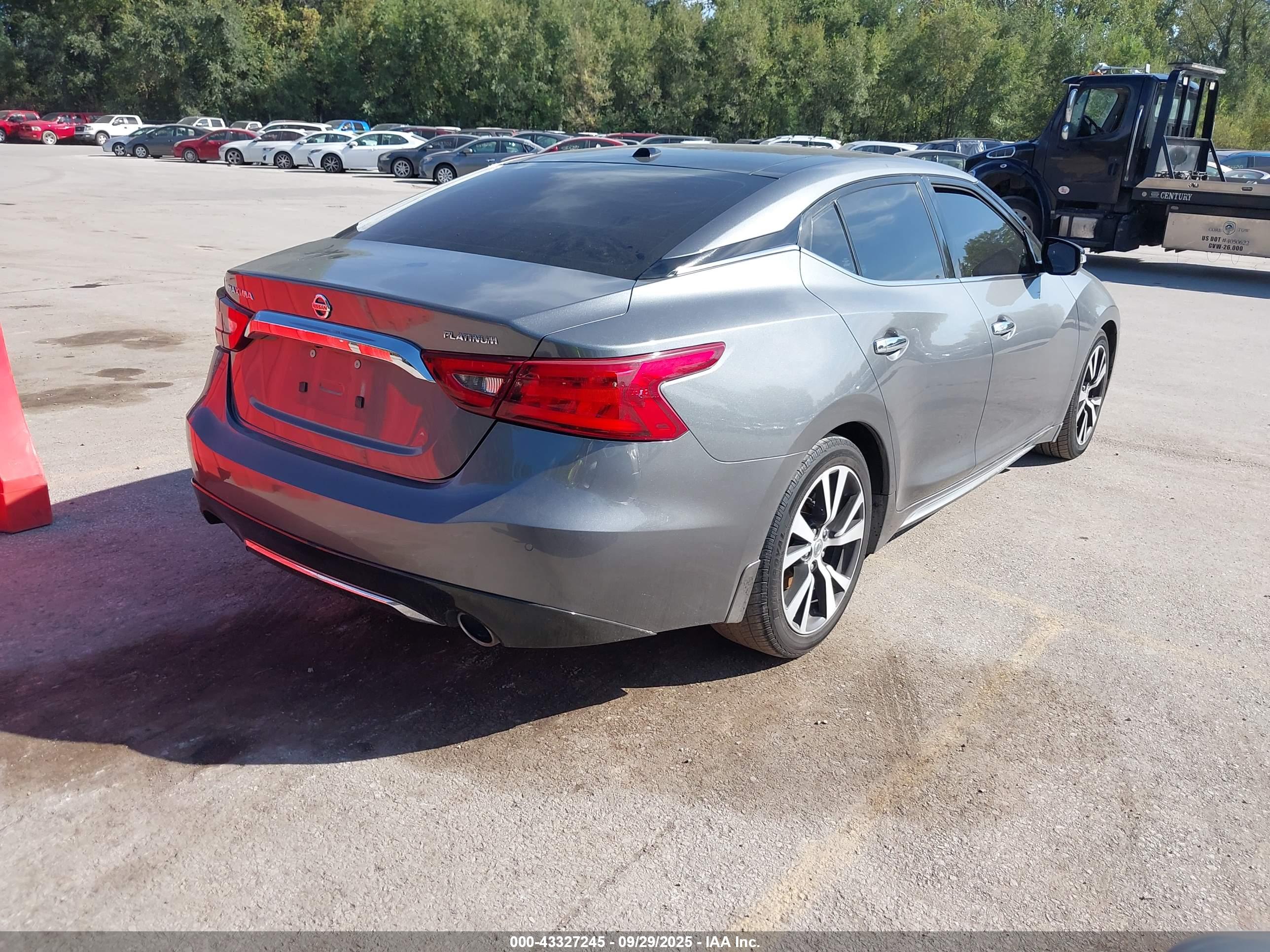 NISSAN MAXIMA image 4