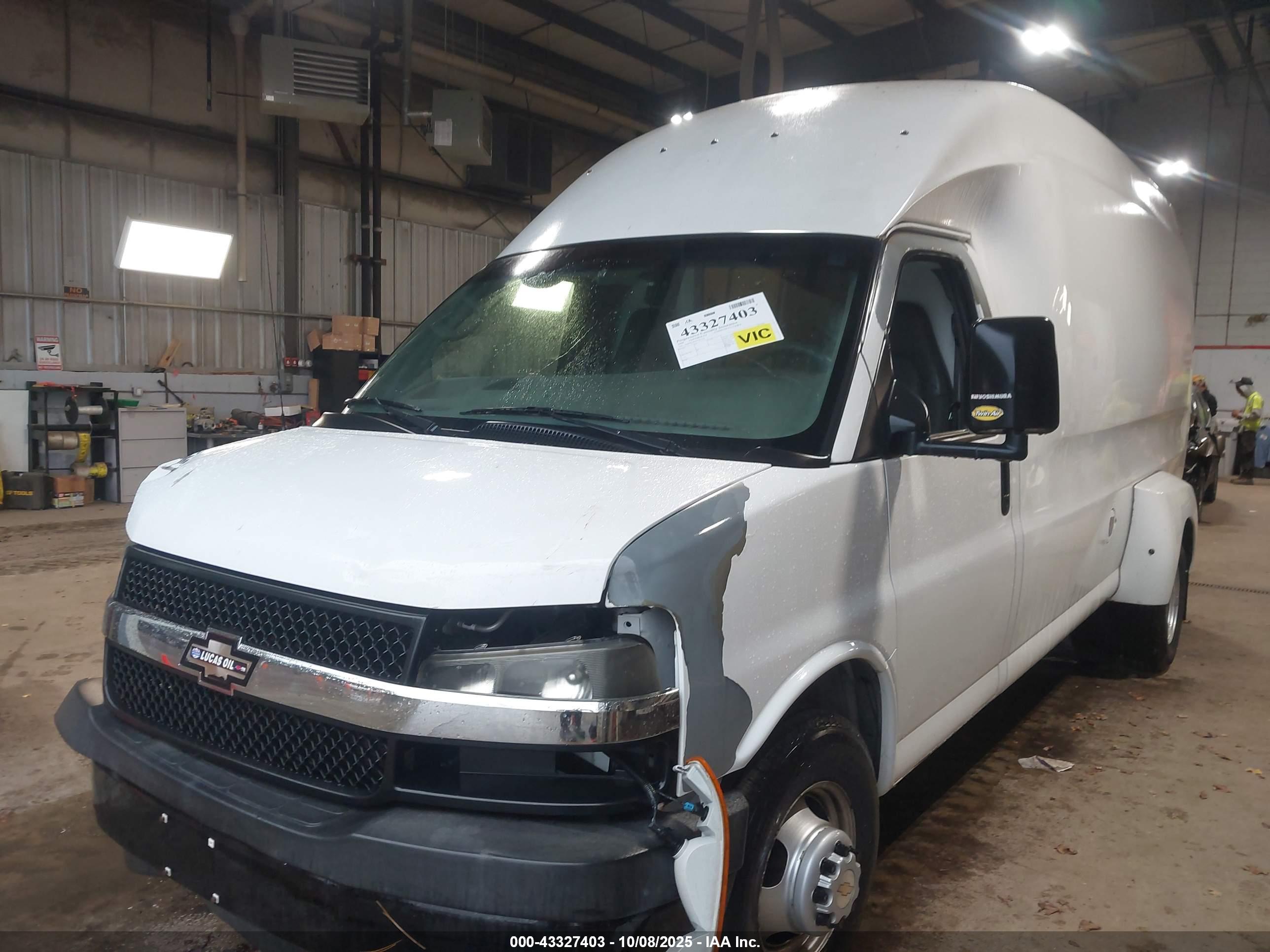 CHEVROLET EXPRESS image 2