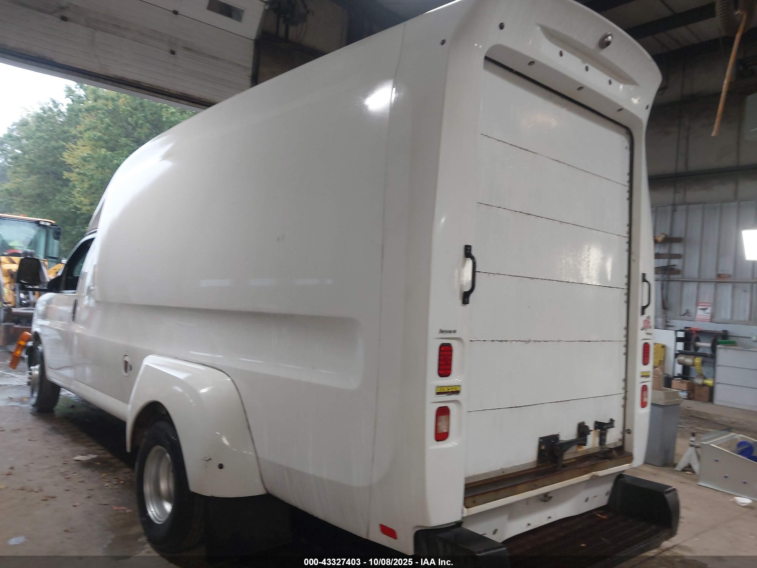 CHEVROLET EXPRESS image 3