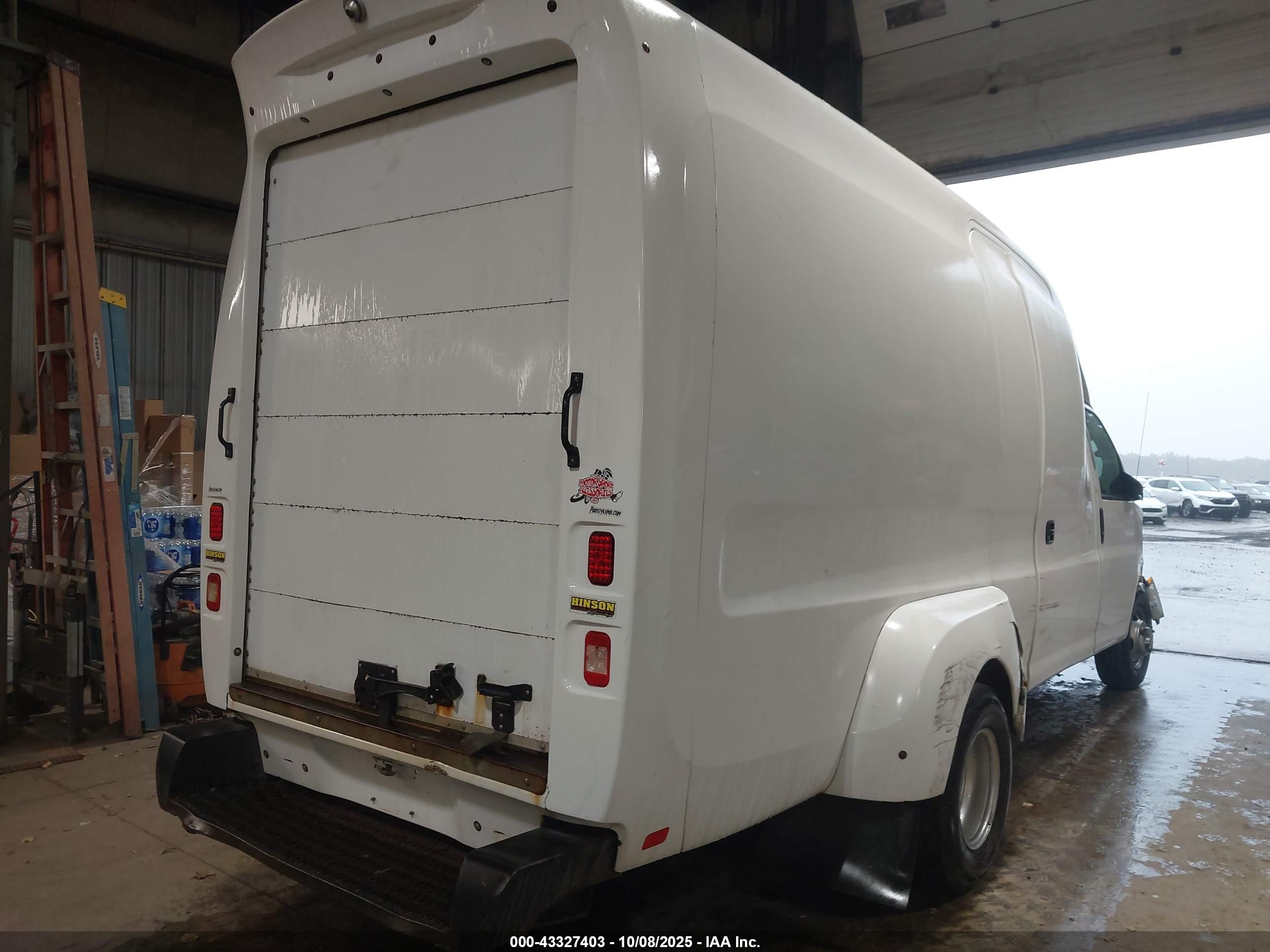 CHEVROLET EXPRESS image 4