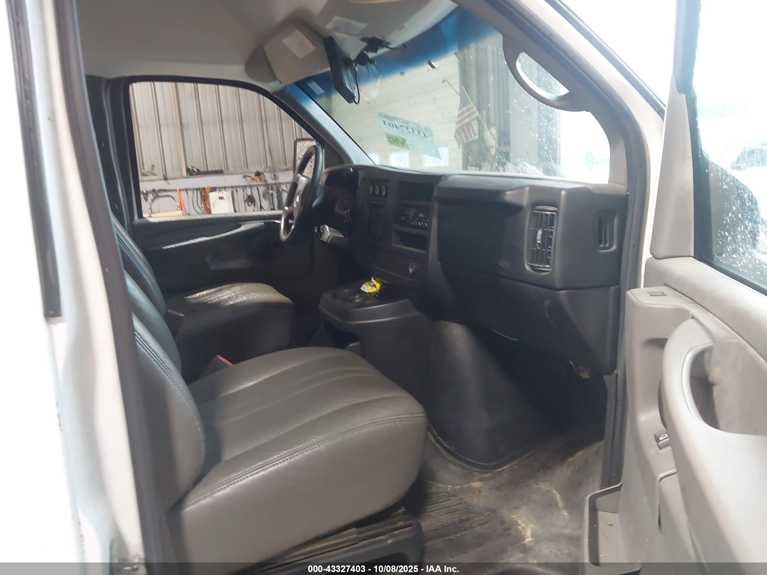 CHEVROLET EXPRESS image 5