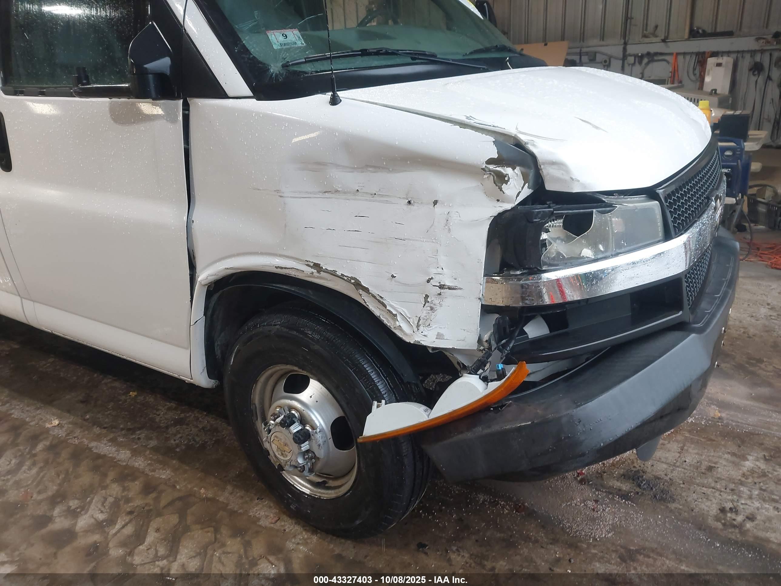 CHEVROLET EXPRESS image 6