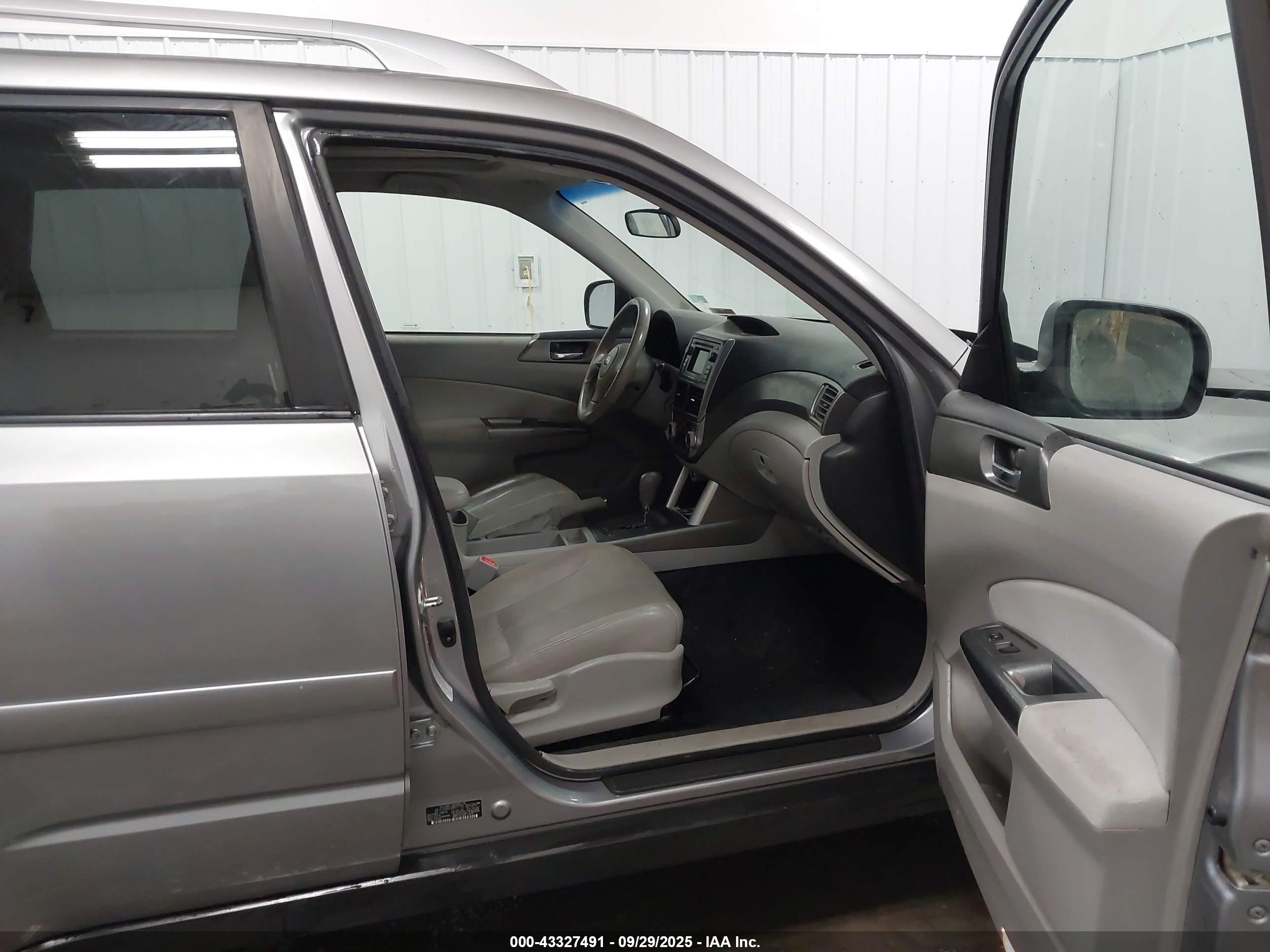 SUBARU FORESTER image 5
