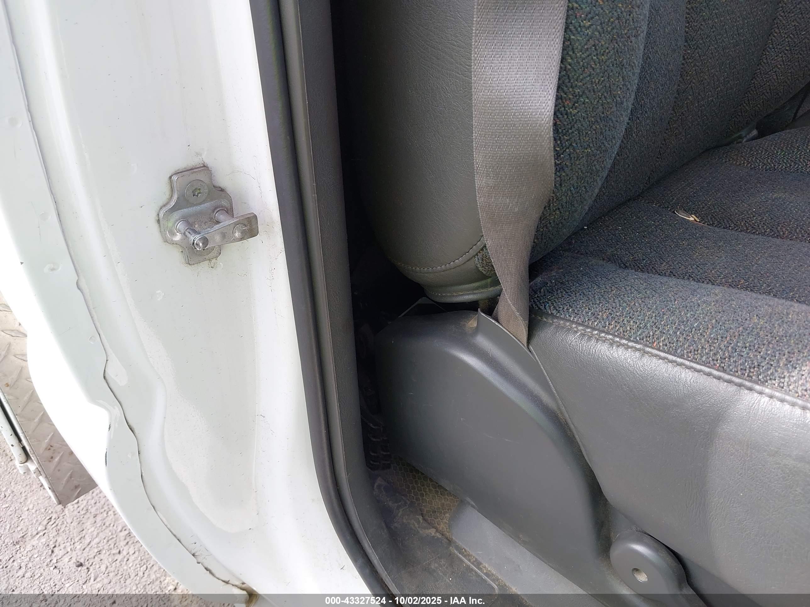 CHEVROLET SILVERADO image 8