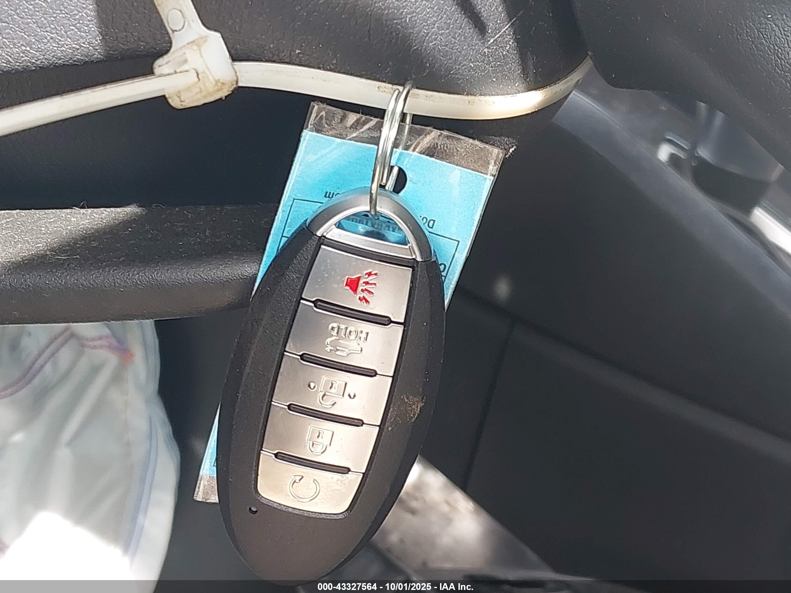 NISSAN VERSA image 11