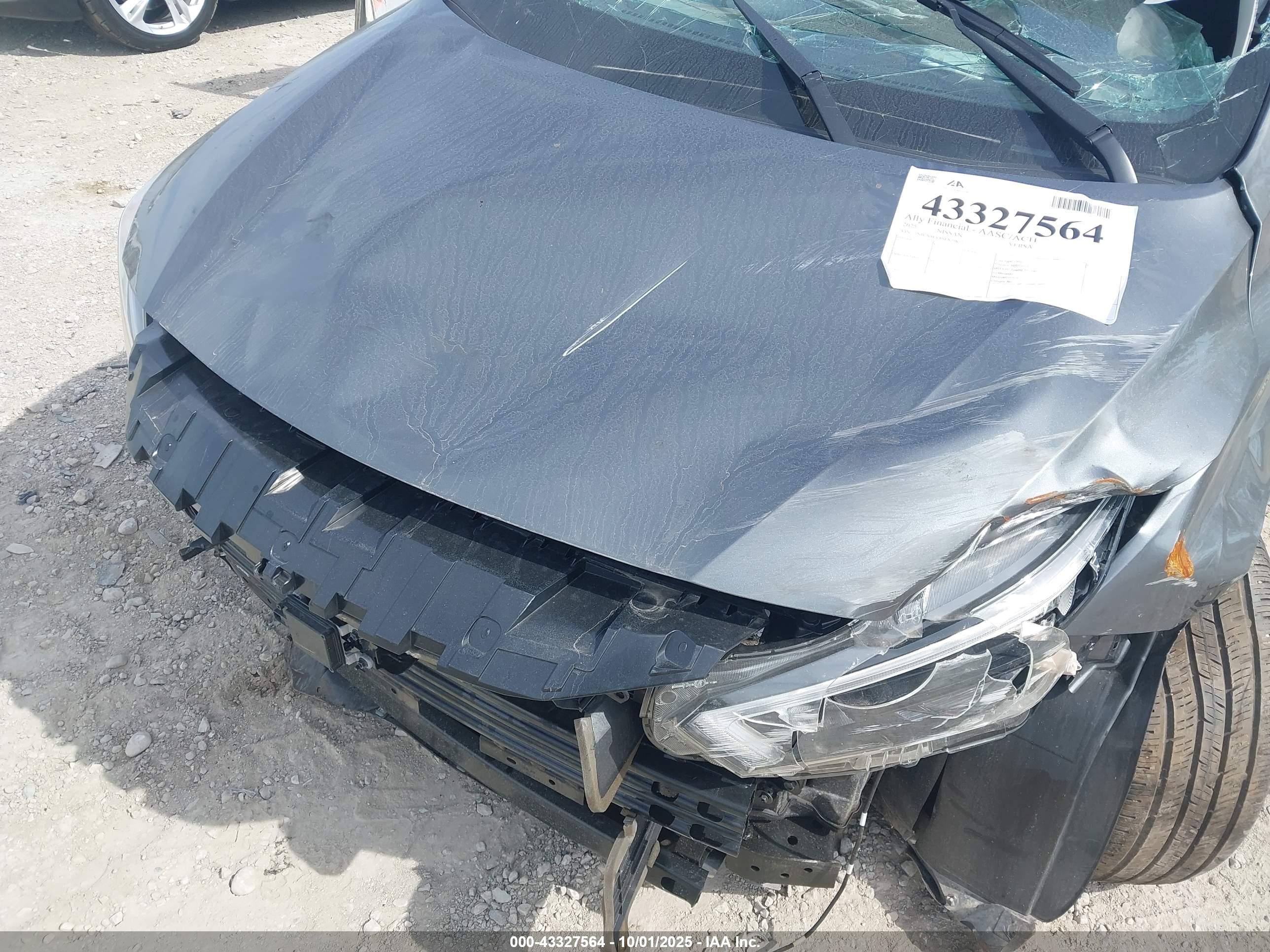 NISSAN VERSA image 6