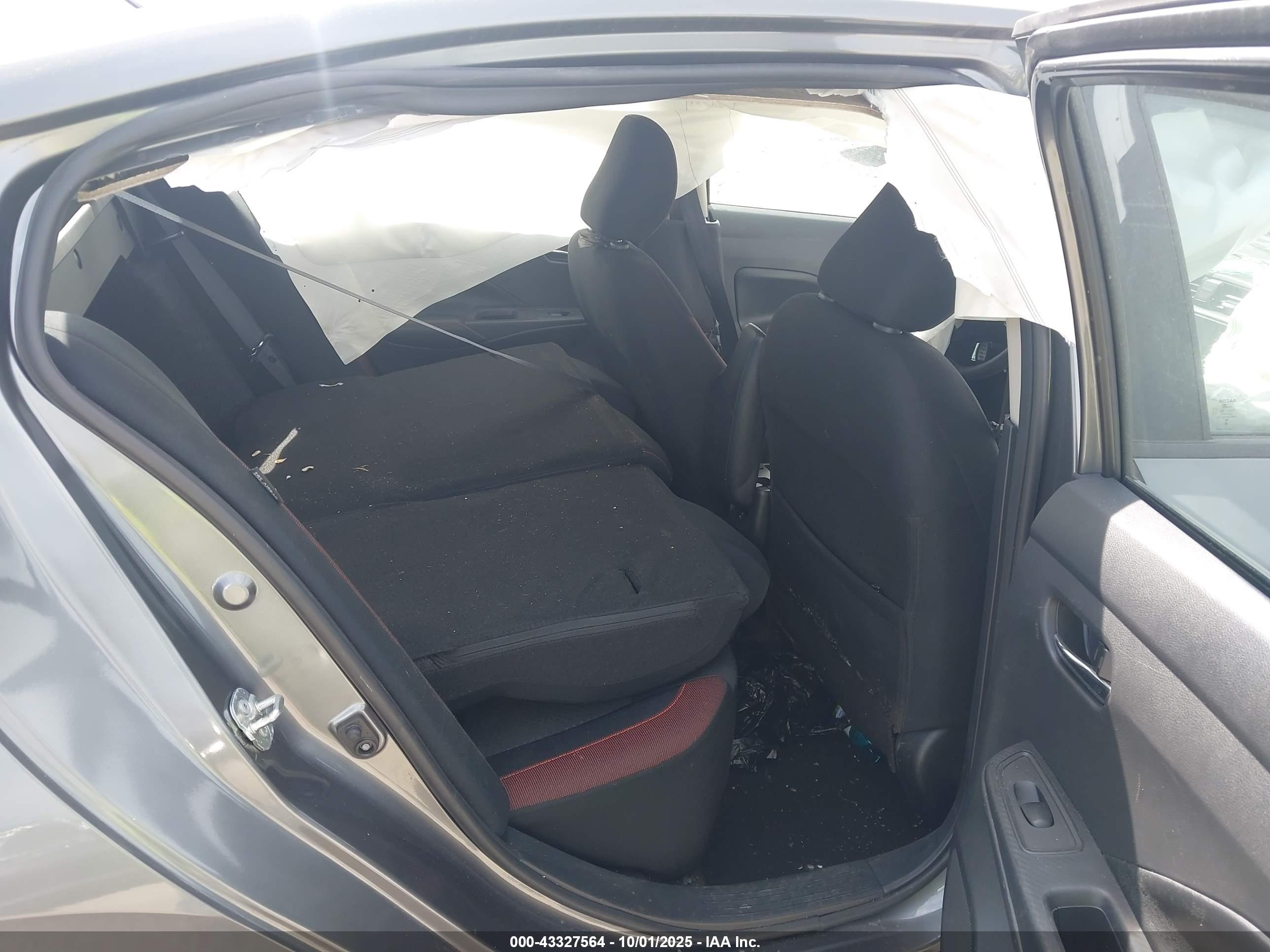 NISSAN VERSA image 8