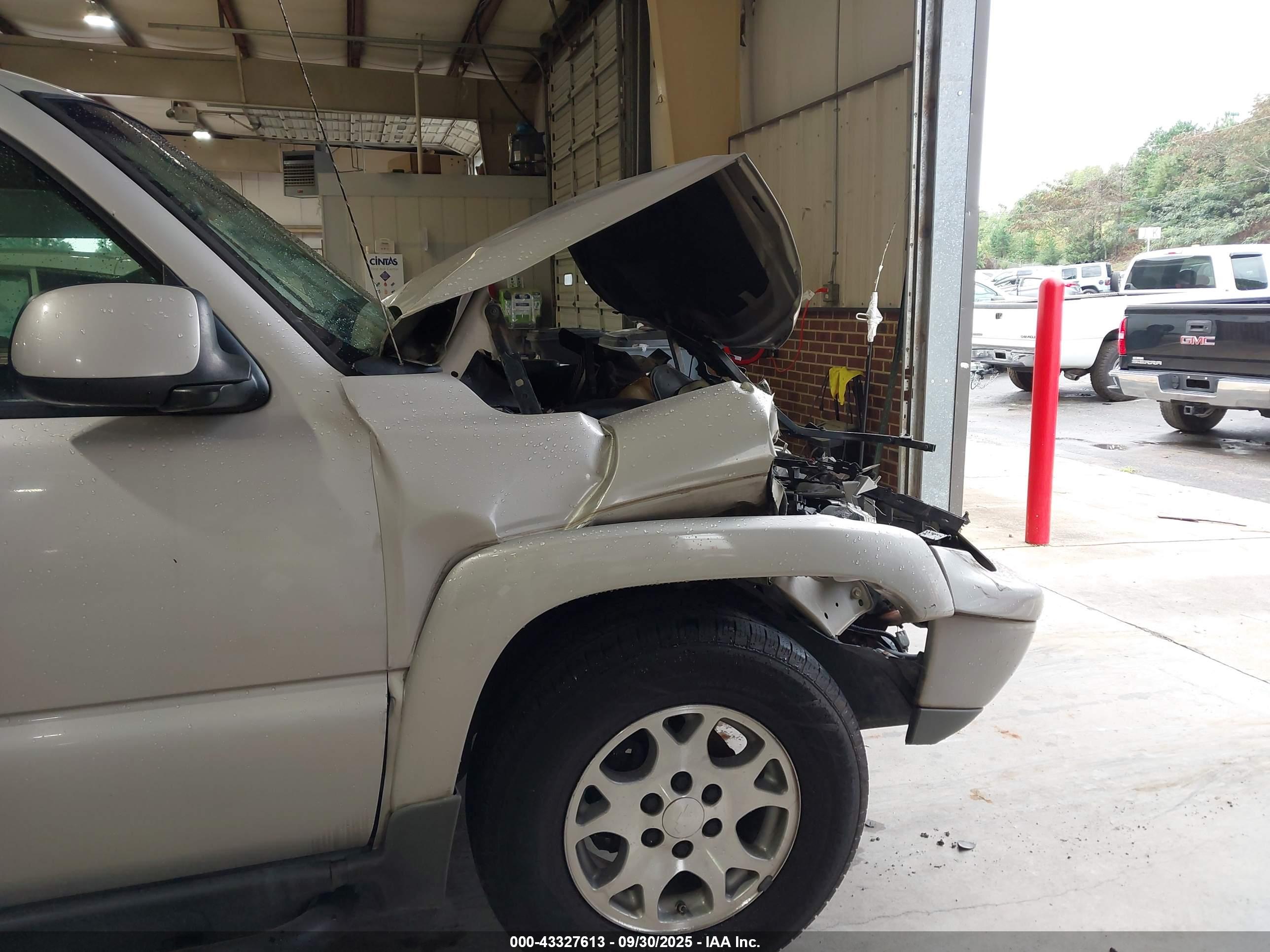CHEVROLET TAHOE image 6
