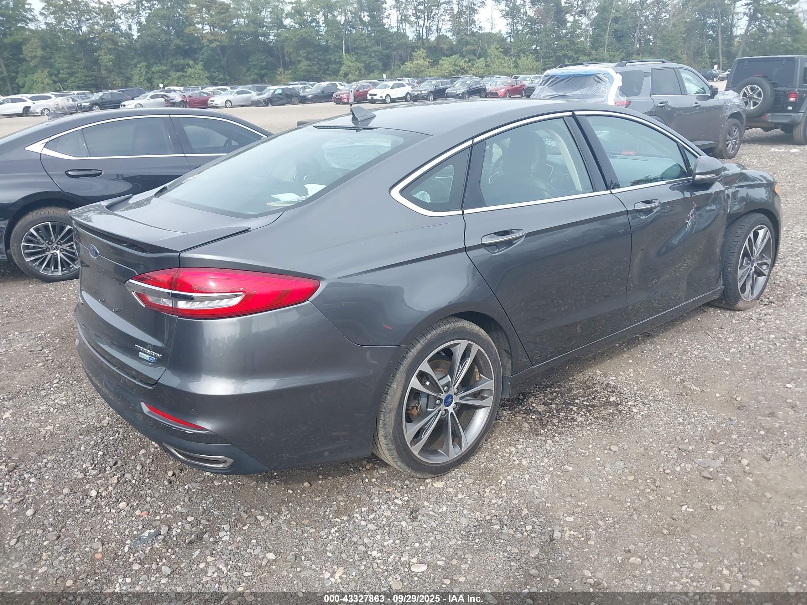 FORD FUSION image 4