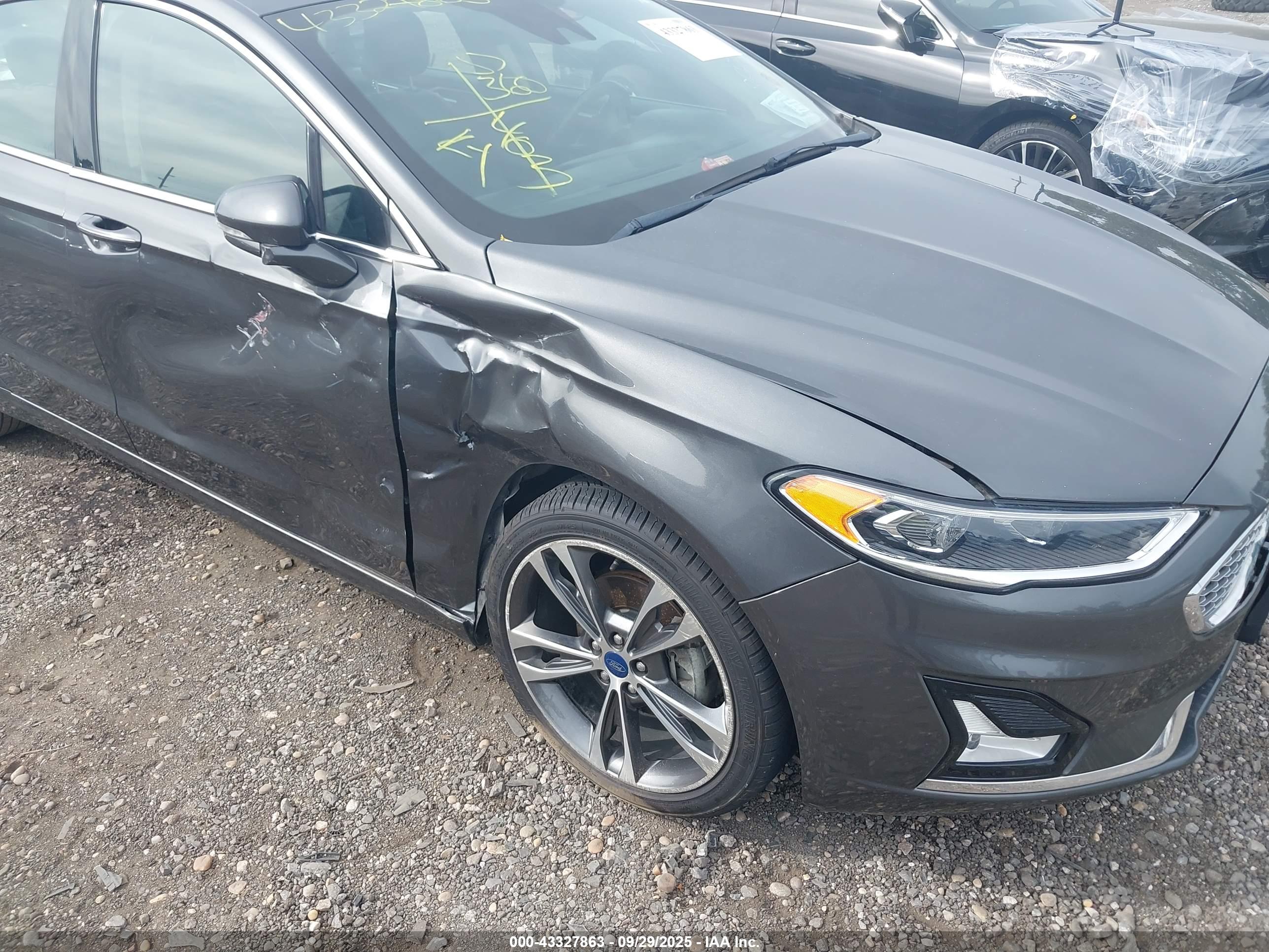 FORD FUSION image 6