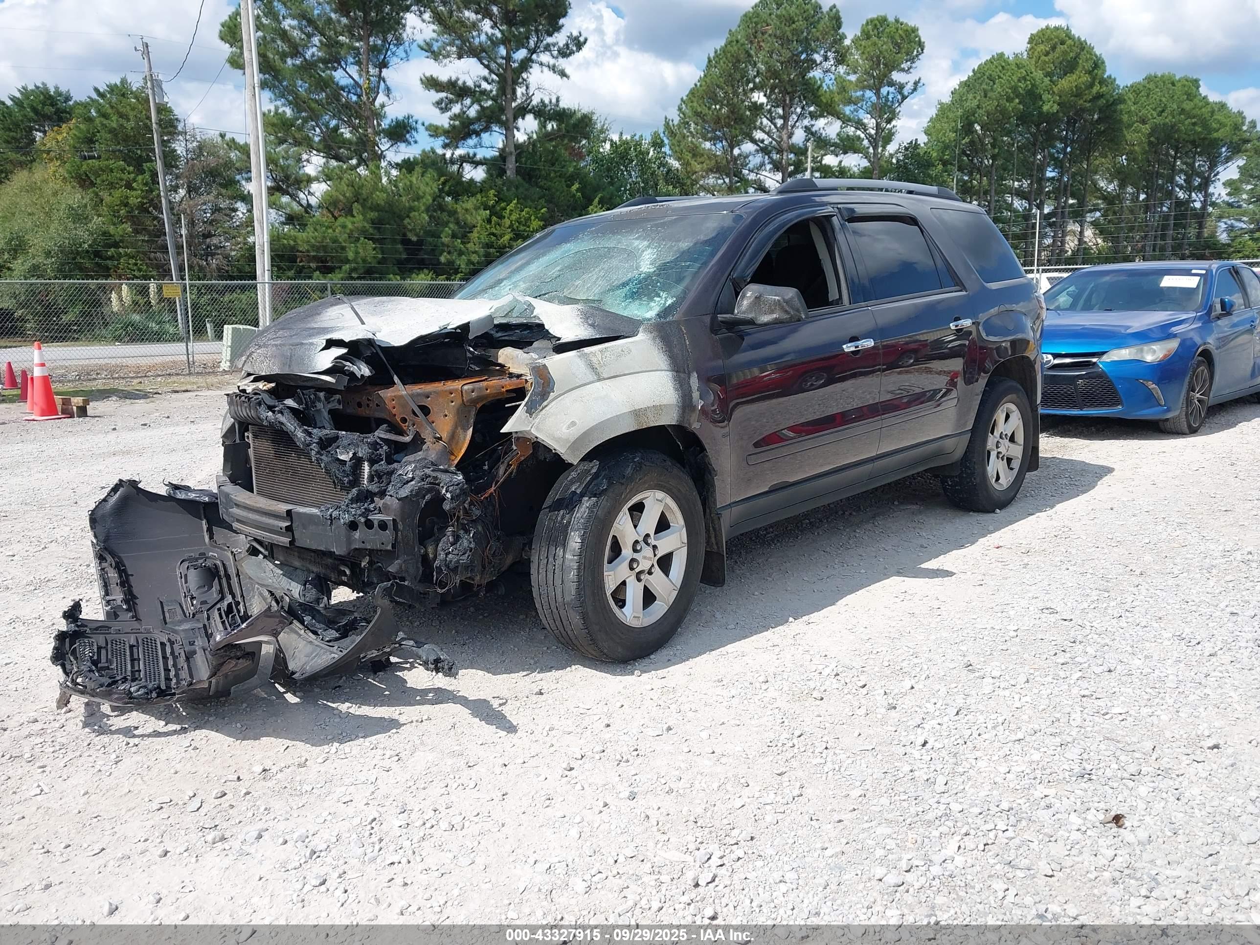 GMC ACADIA image 2
