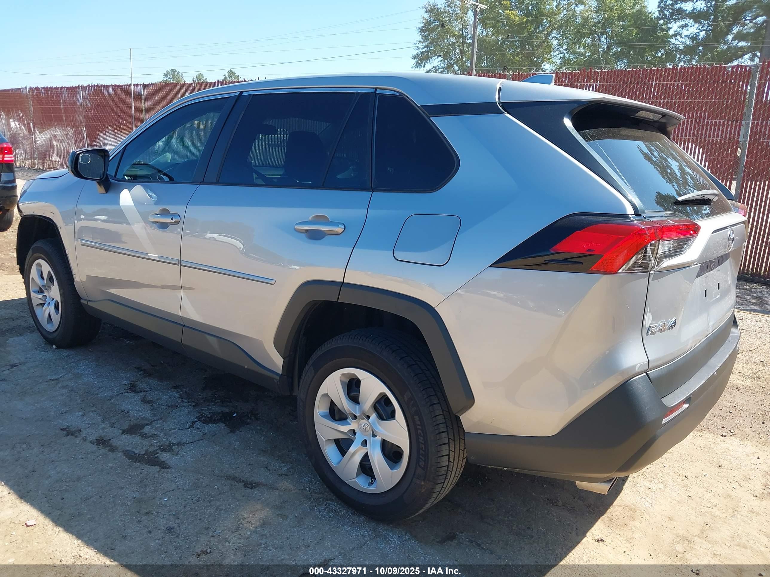 TOYOTA RAV4 image 3