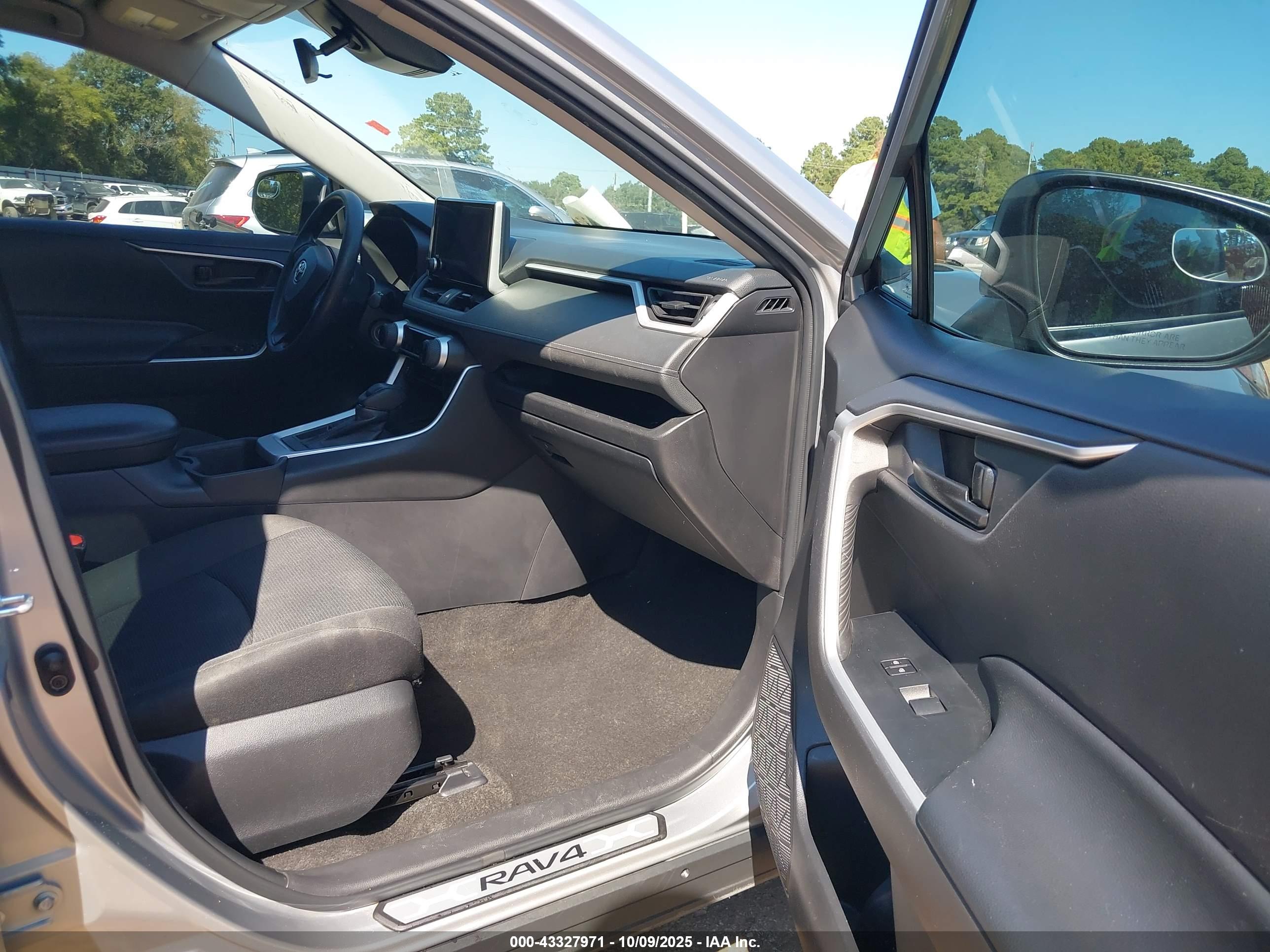 TOYOTA RAV4 image 5