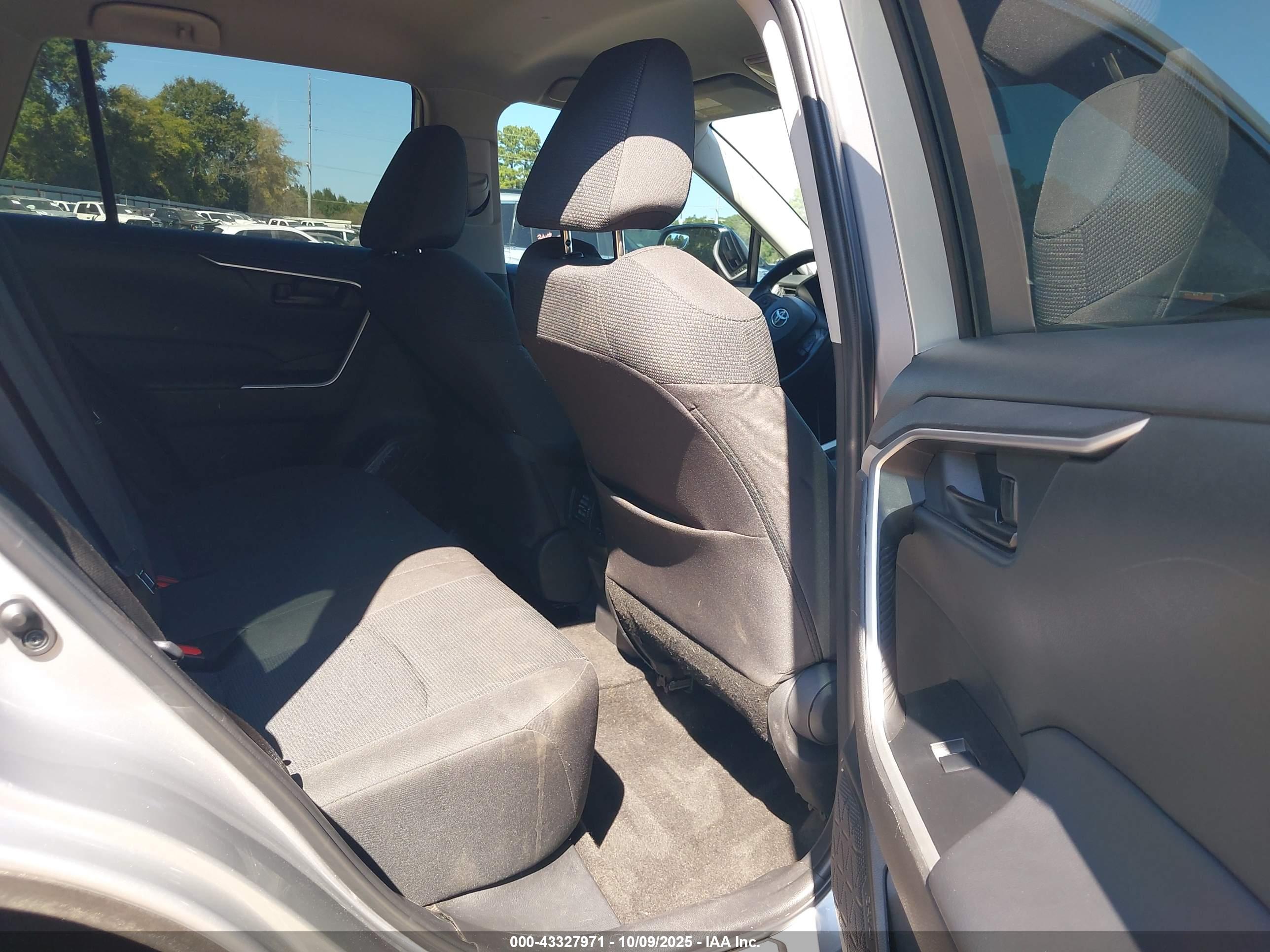 TOYOTA RAV4 image 8