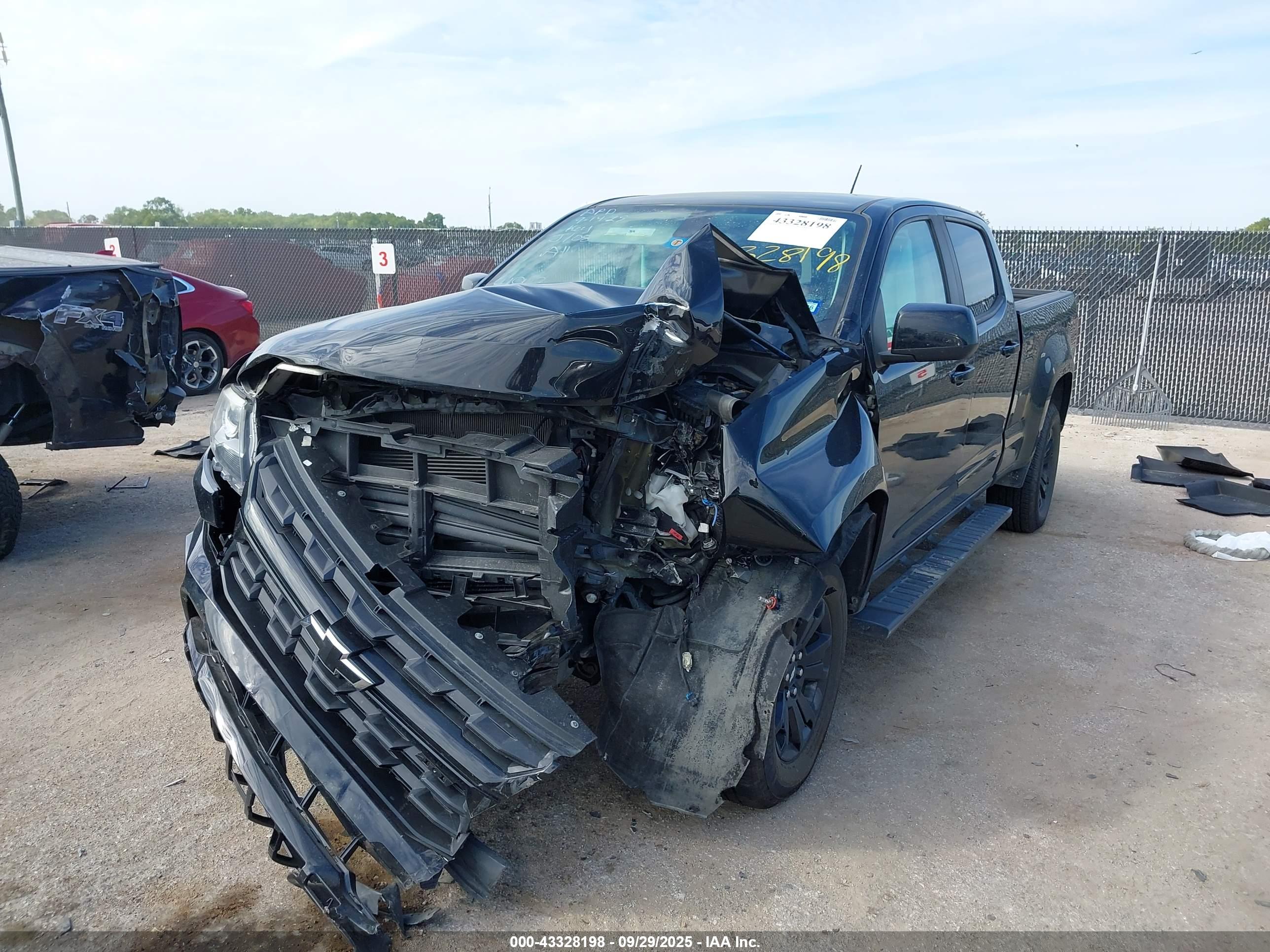 CHEVROLET COLORADO image 2