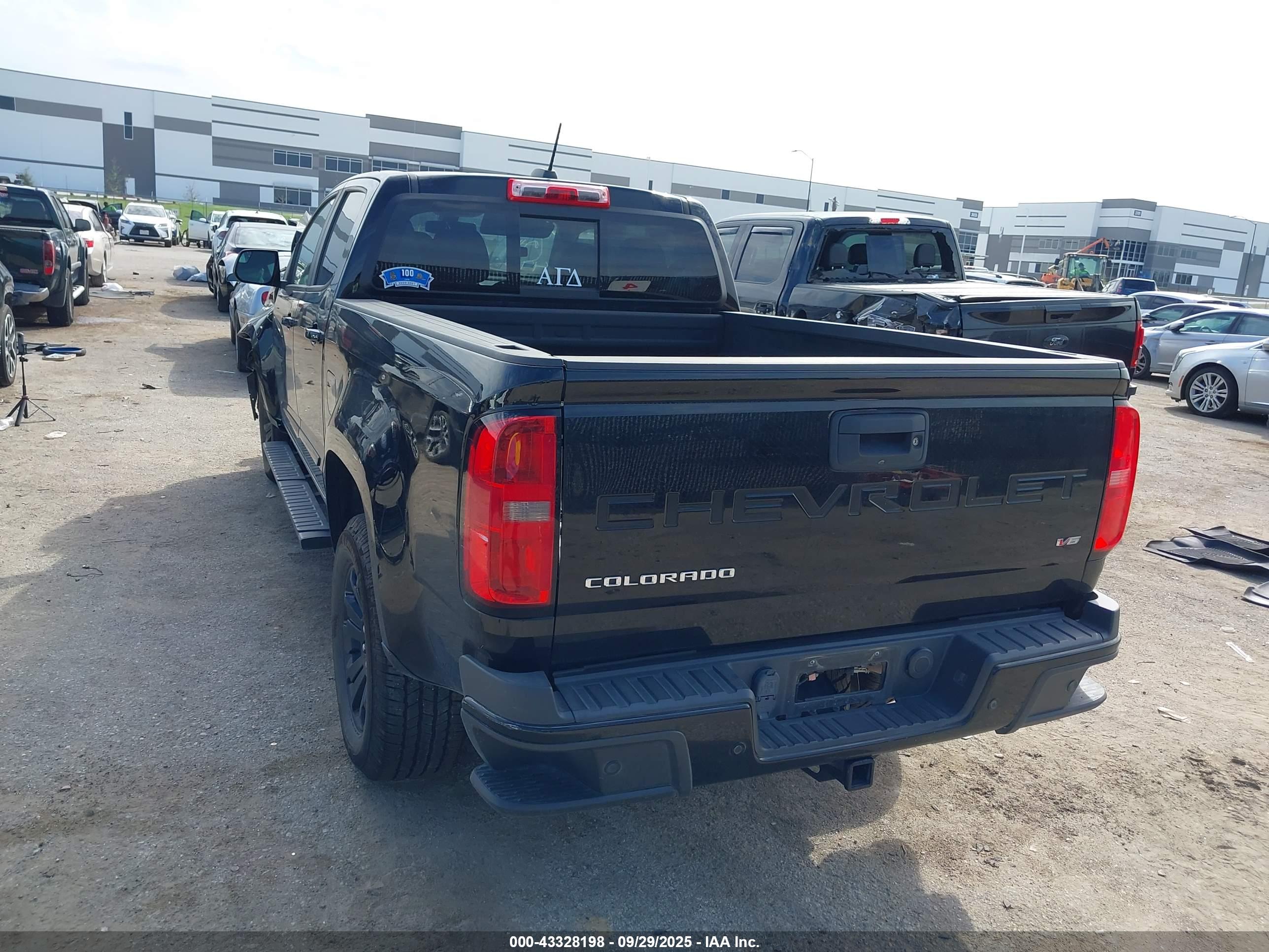 CHEVROLET COLORADO image 3