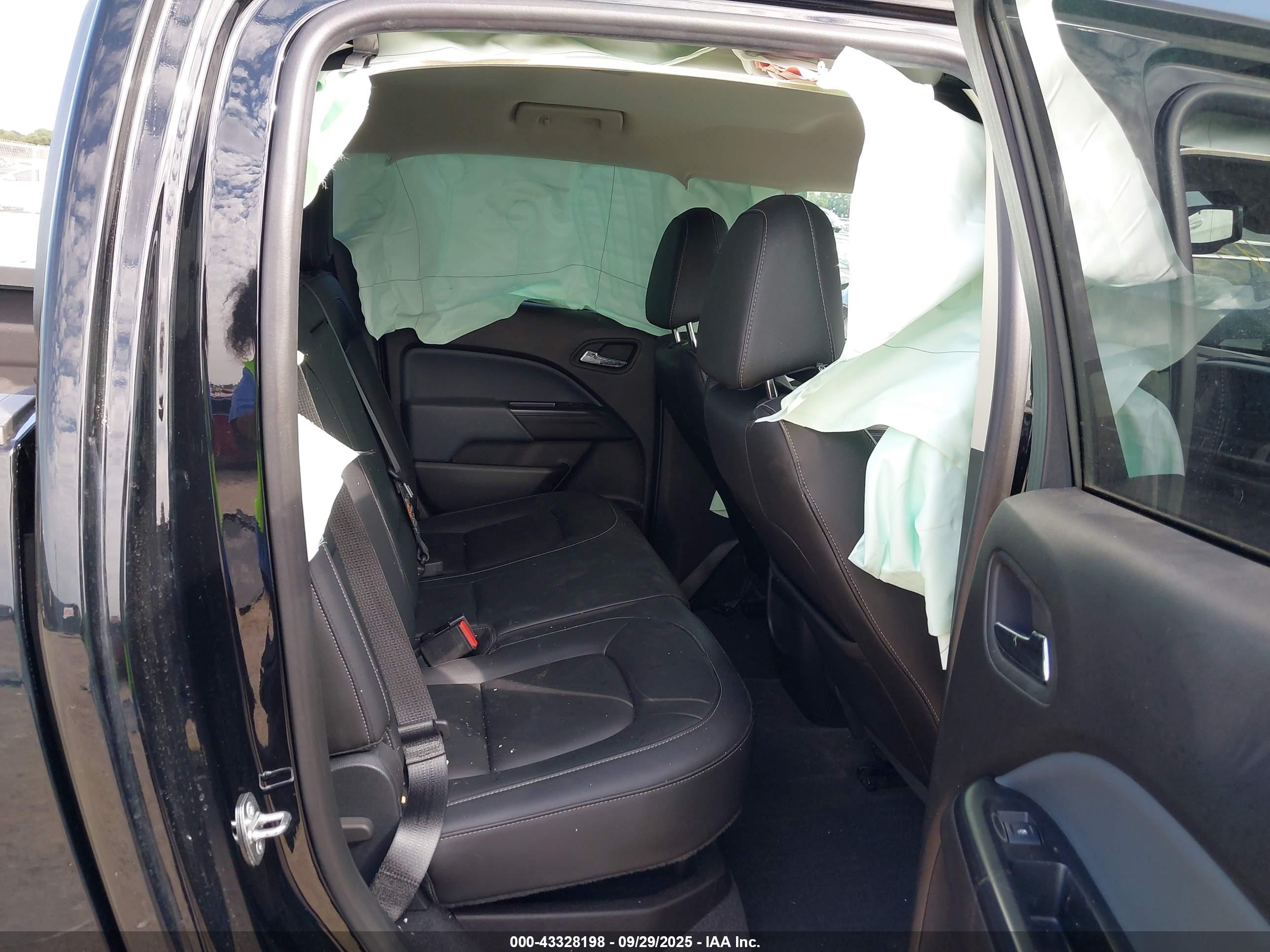 CHEVROLET COLORADO image 8