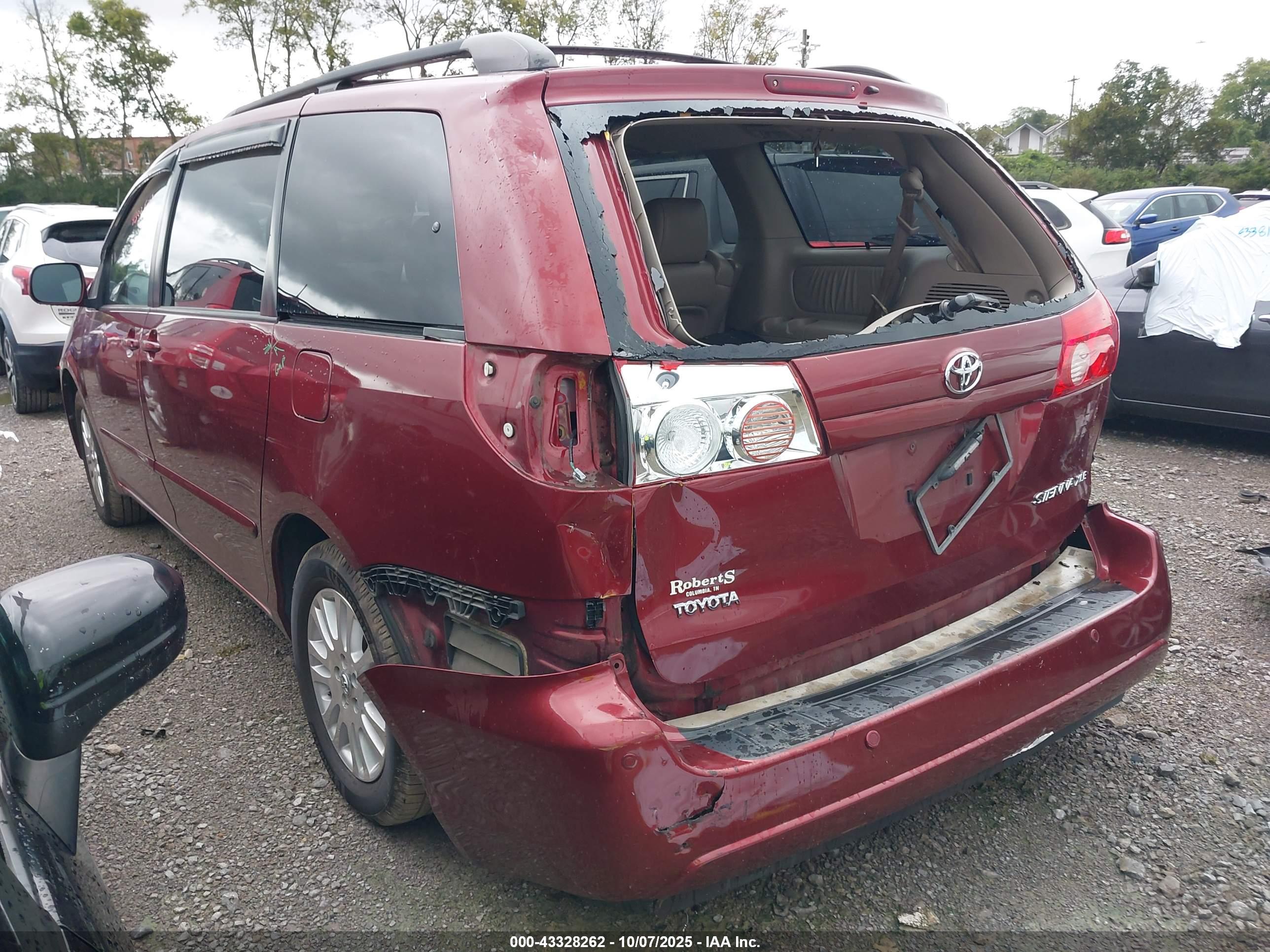 TOYOTA SIENNA image 3