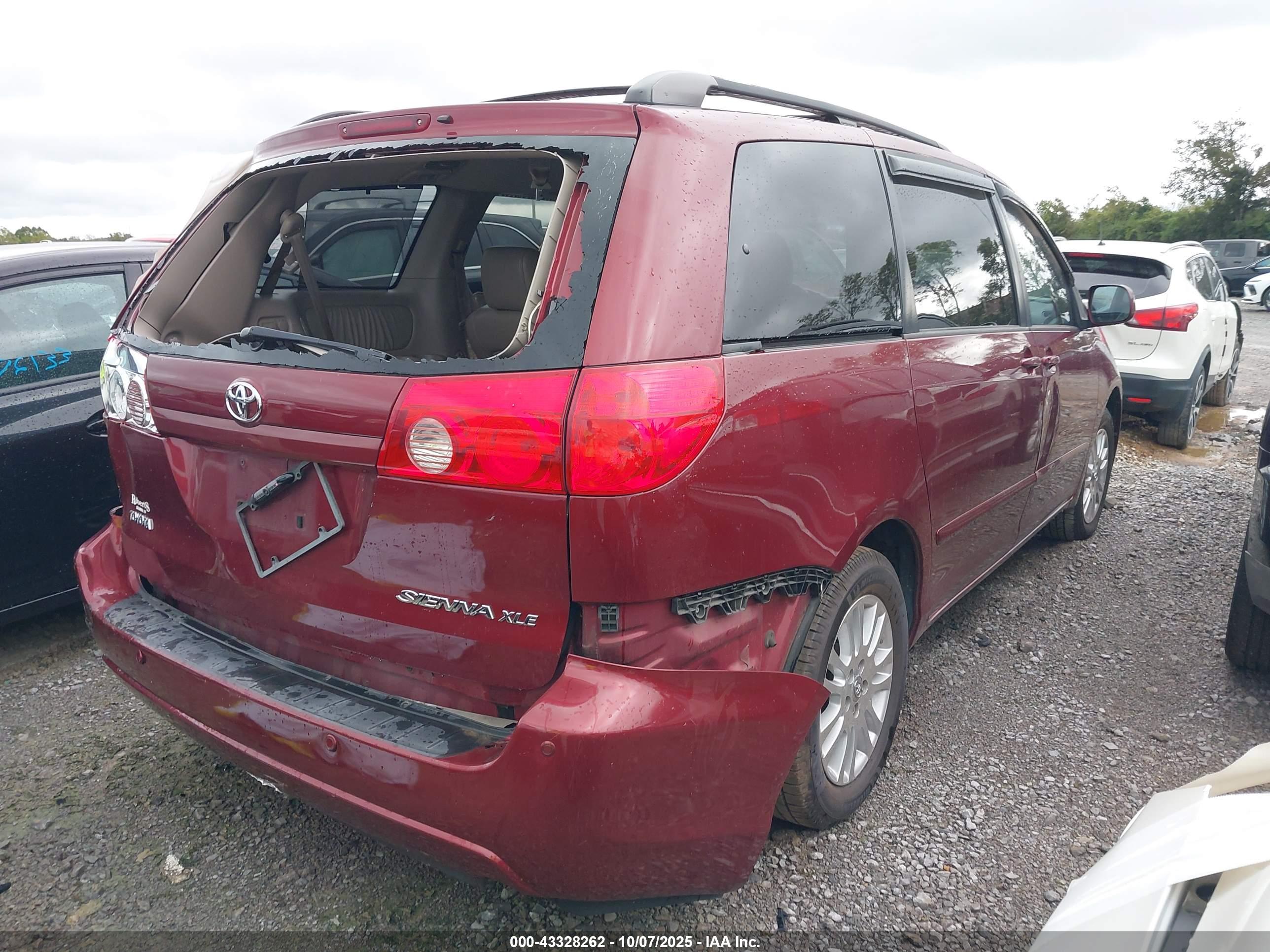 TOYOTA SIENNA image 4