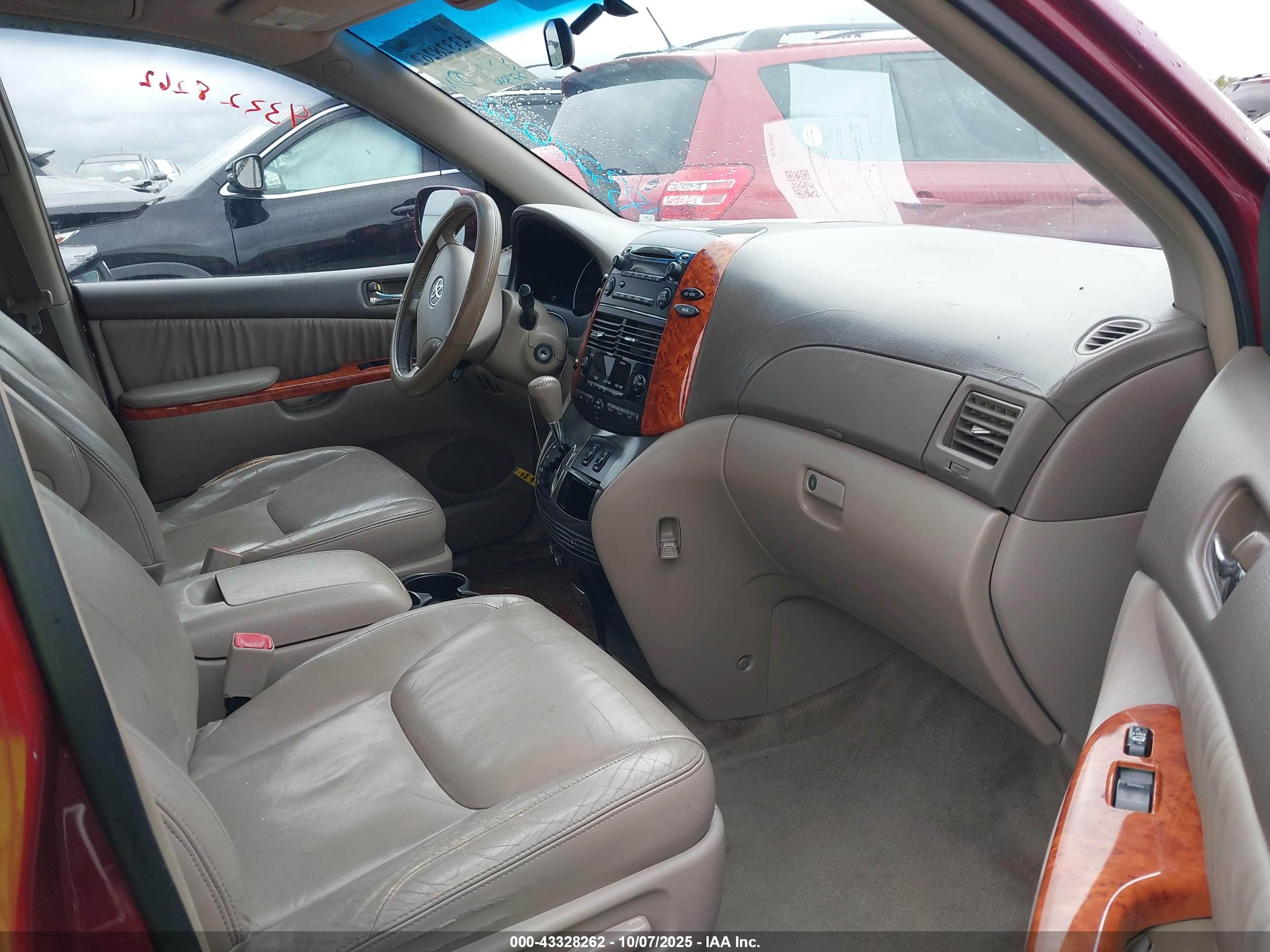 TOYOTA SIENNA image 5