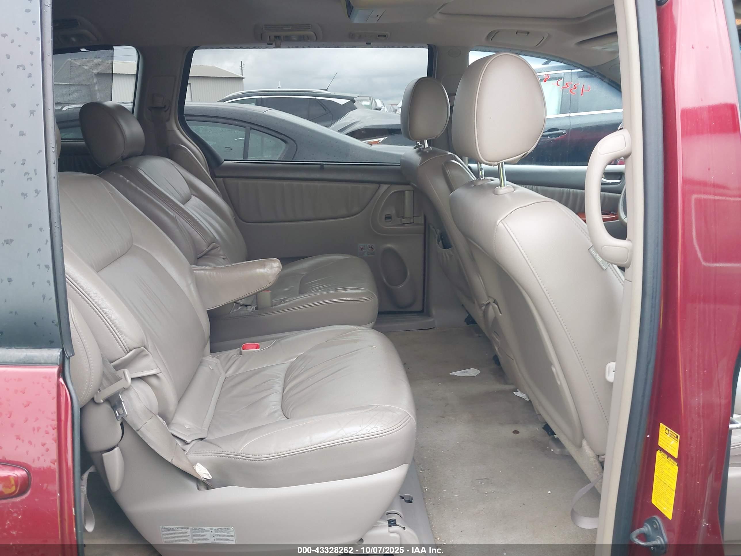 TOYOTA SIENNA image 8