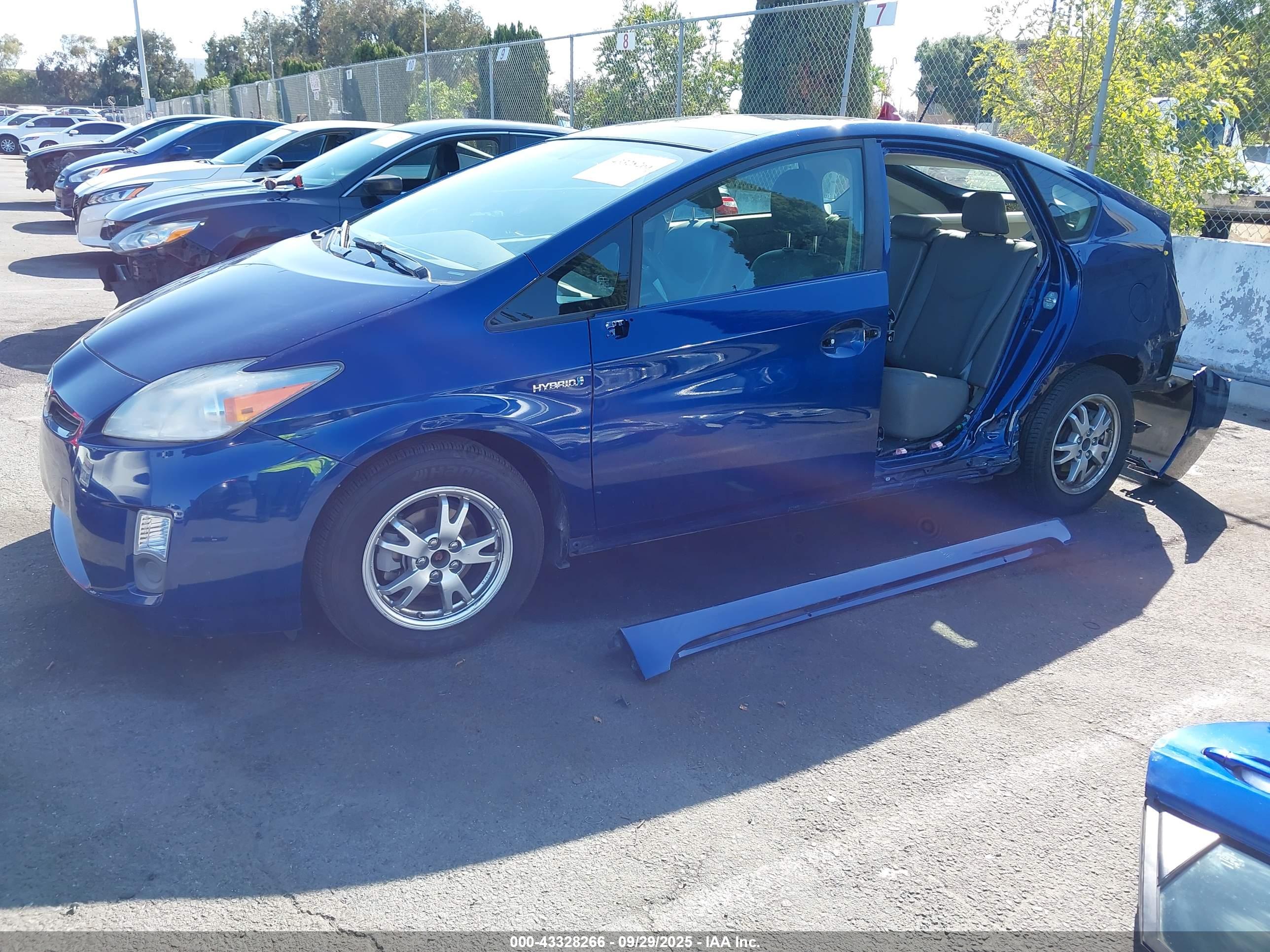 TOYOTA PRIUS image 2