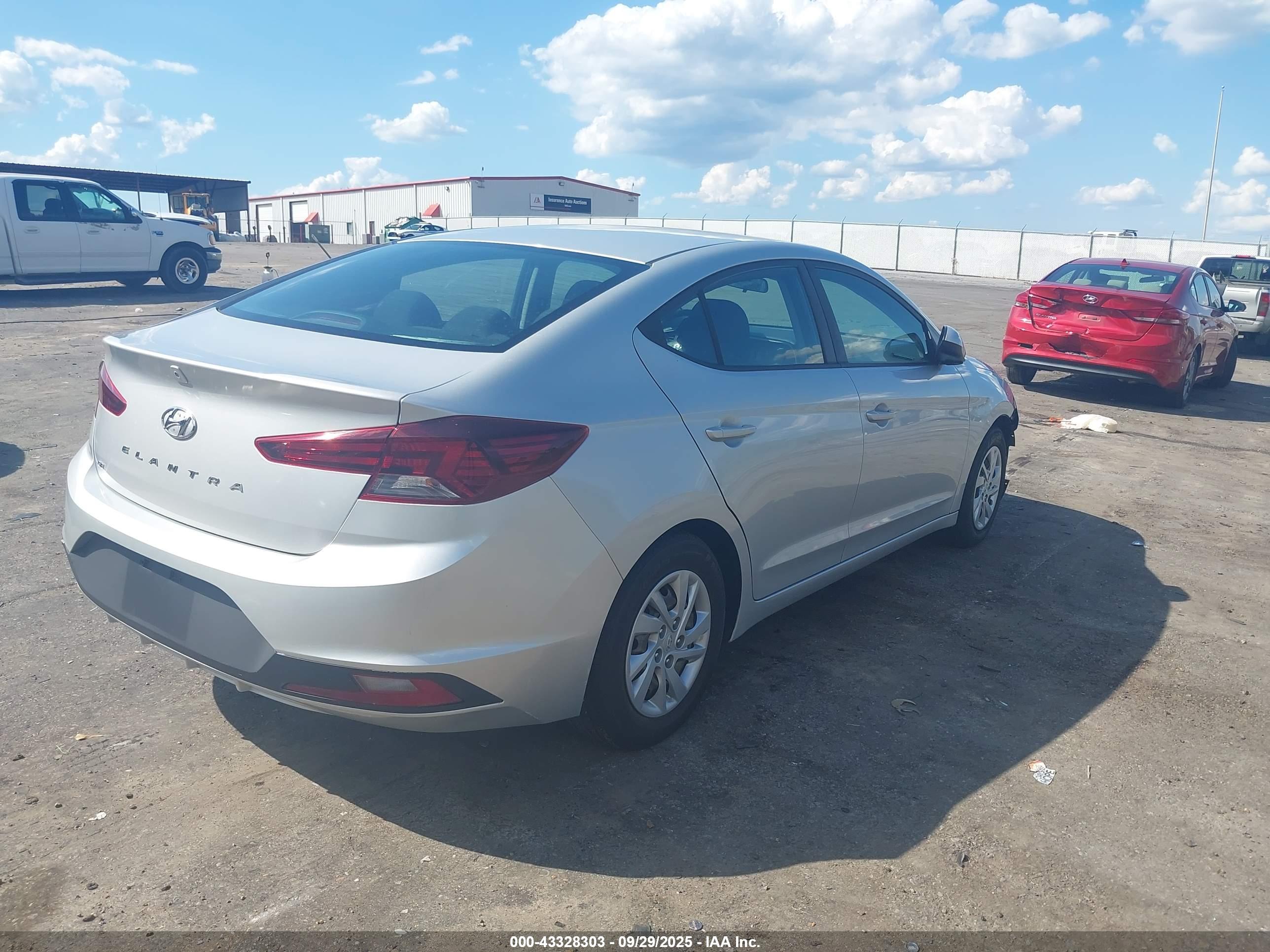 HYUNDAI ELANTRA image 4