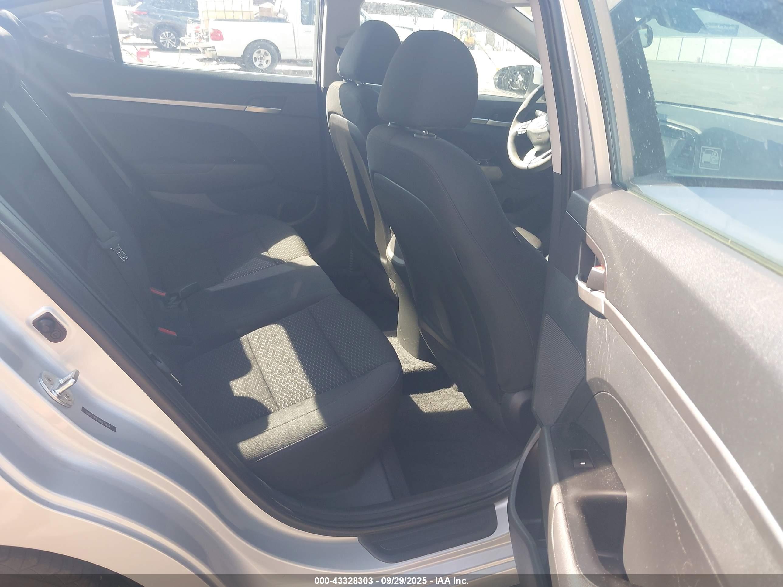 HYUNDAI ELANTRA image 8