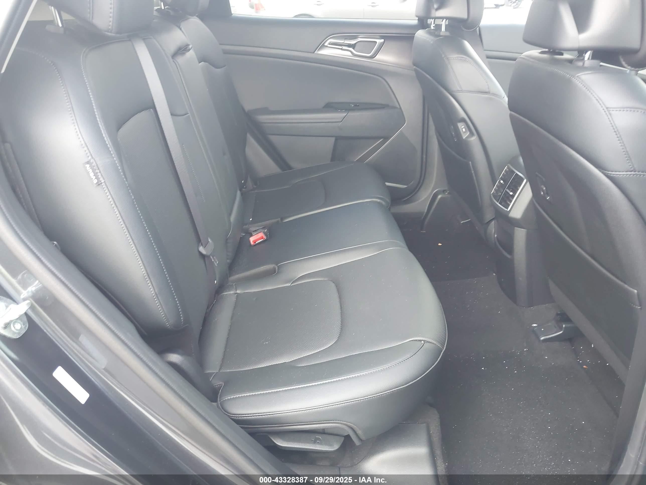 KIA SPORTAGE image 8