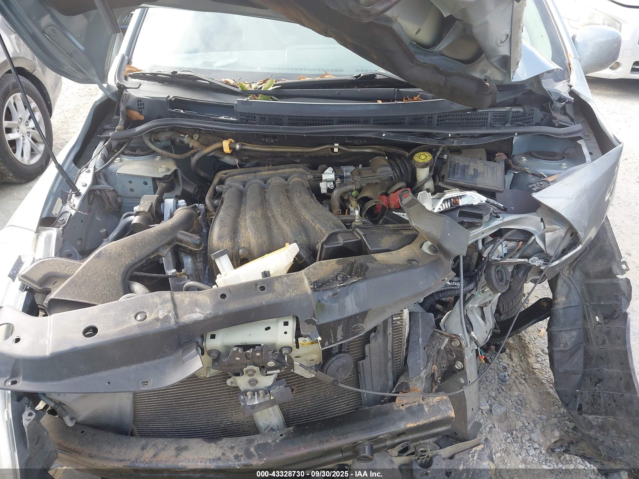 NISSAN VERSA image 10