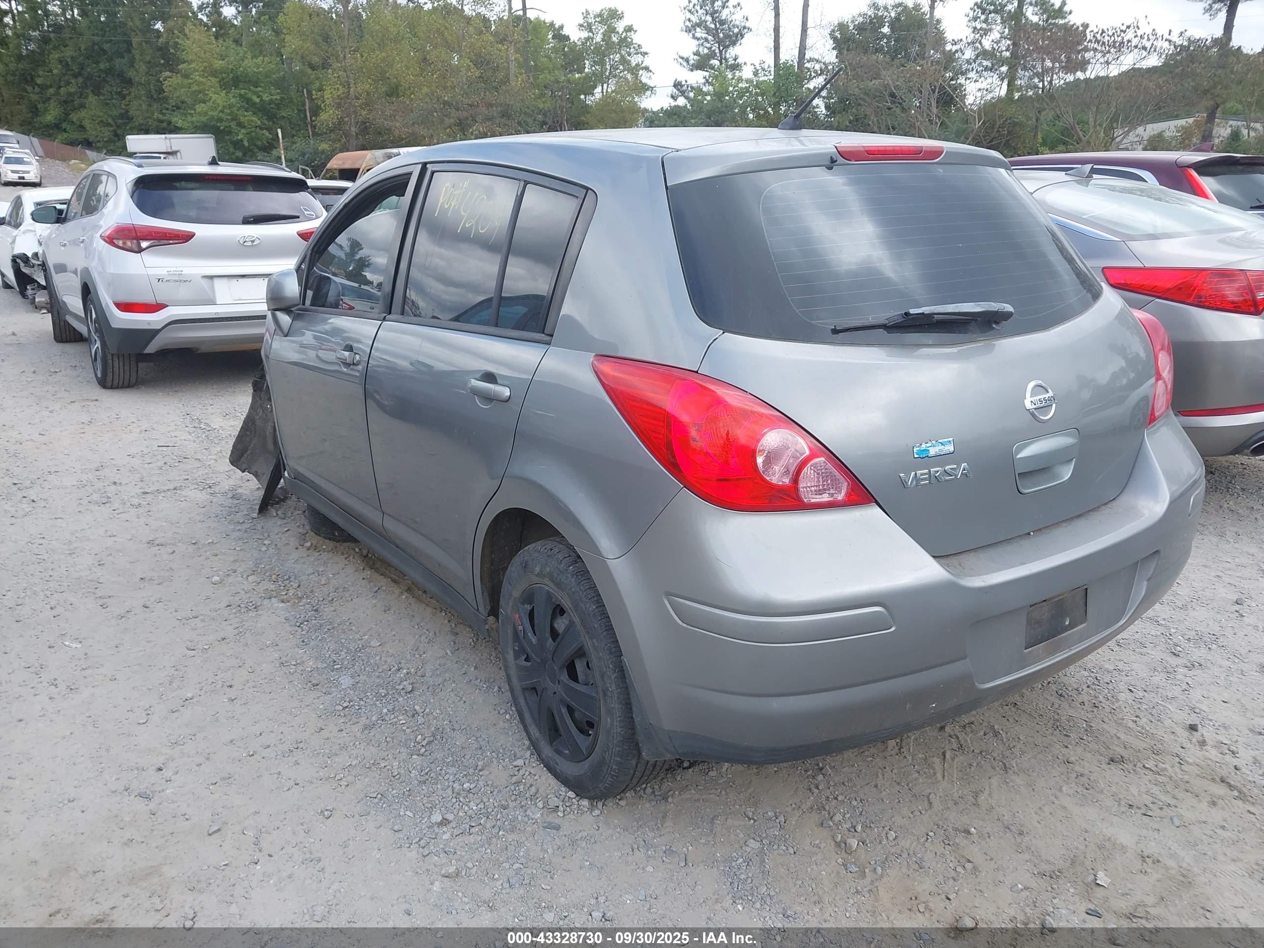 NISSAN VERSA image 3