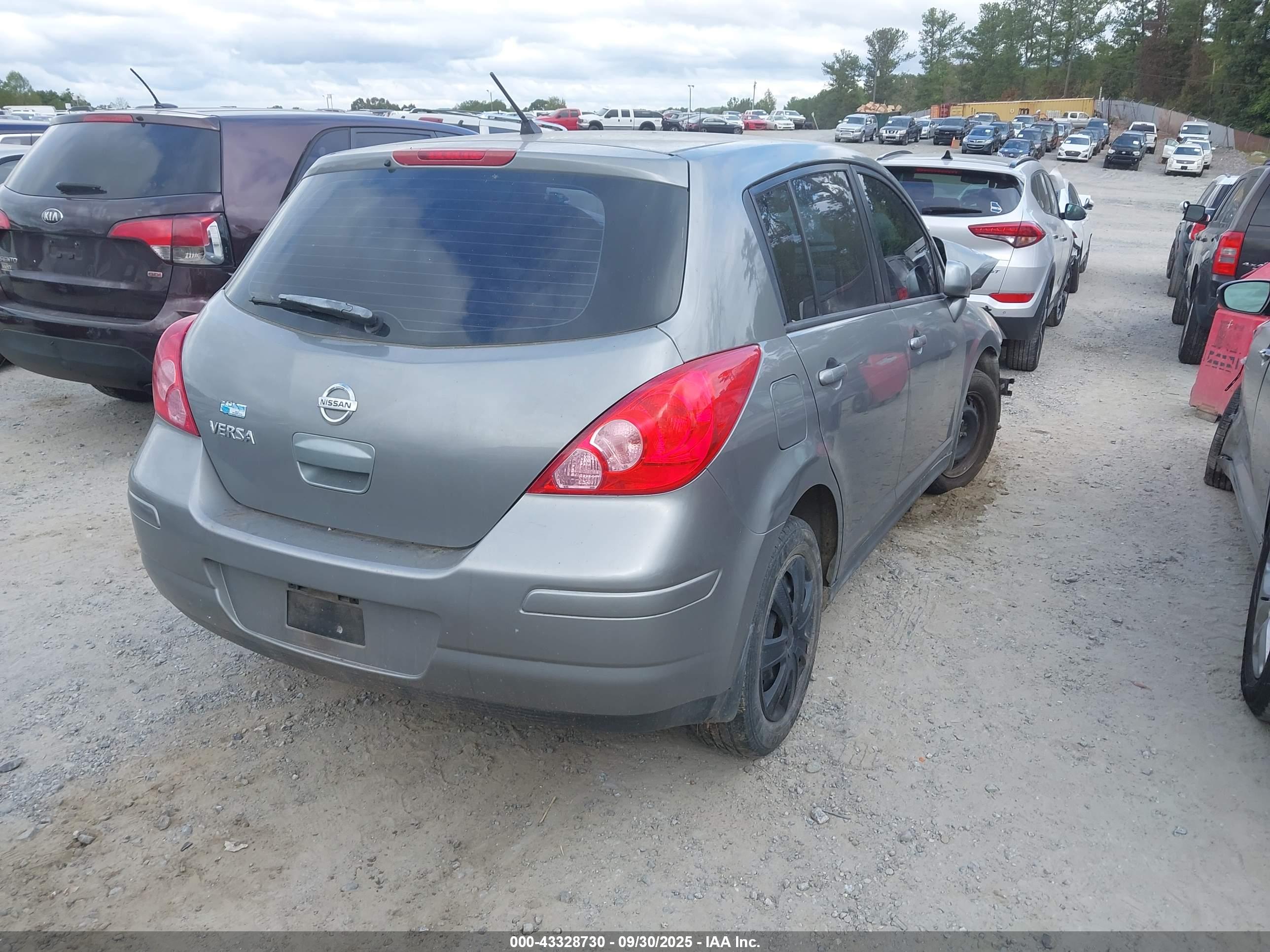 NISSAN VERSA image 4