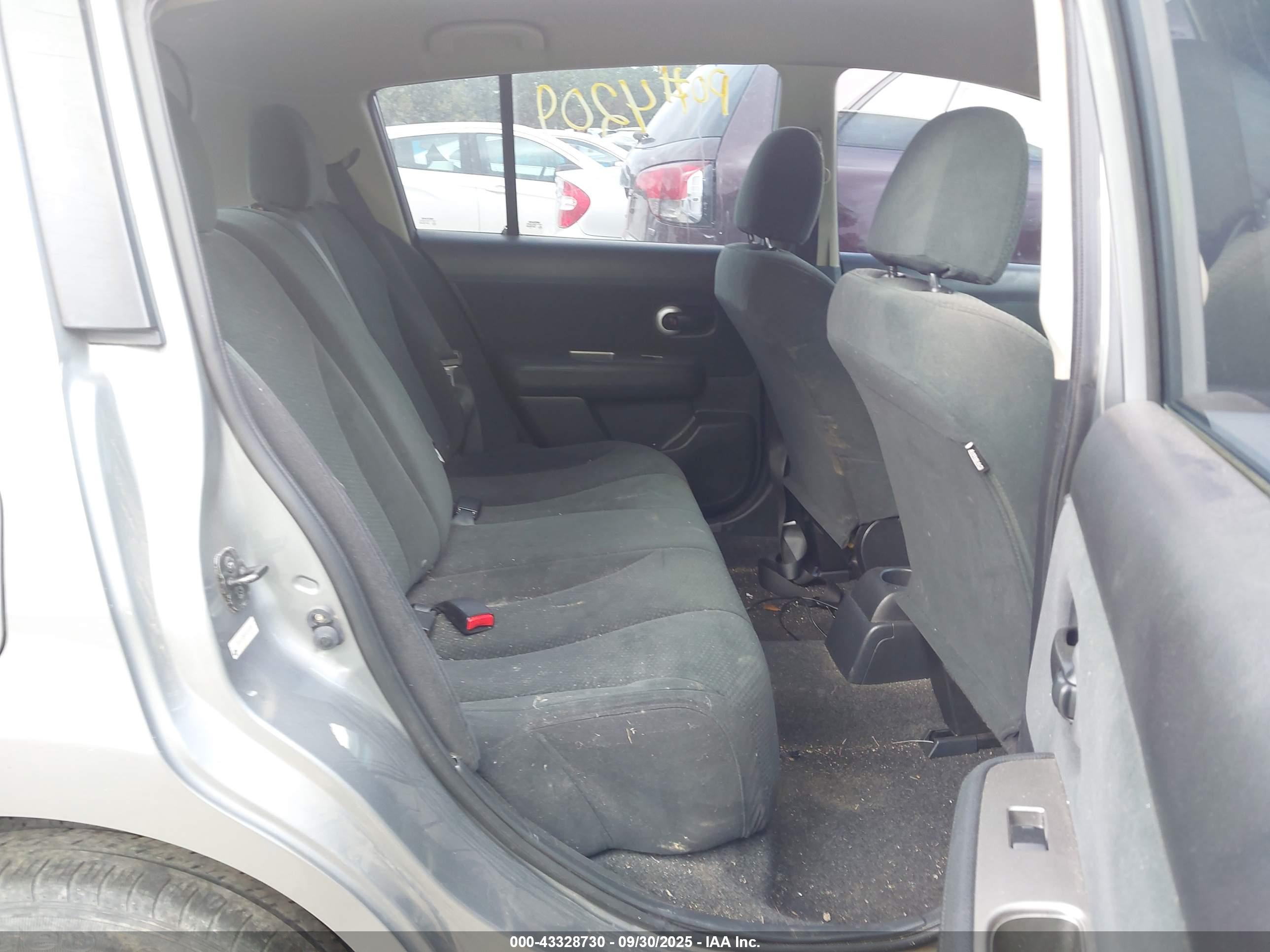 NISSAN VERSA image 8