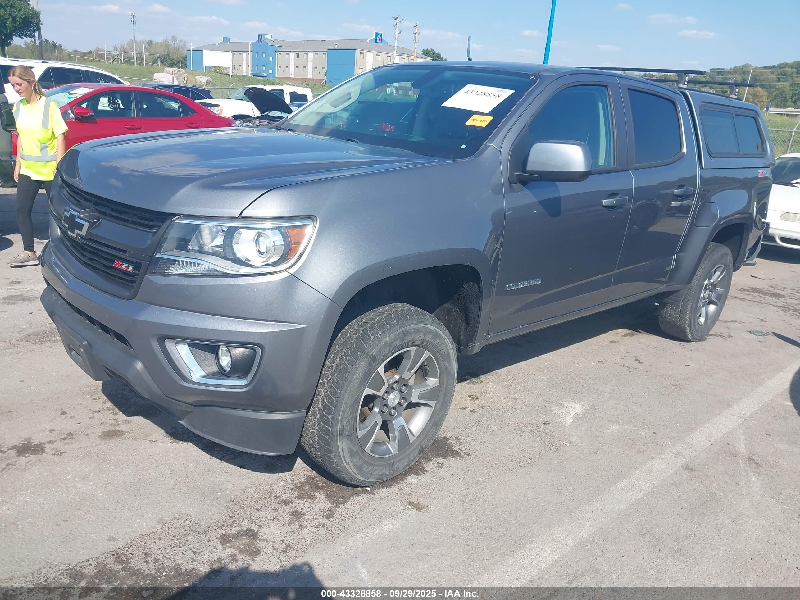 CHEVROLET COLORADO image 2