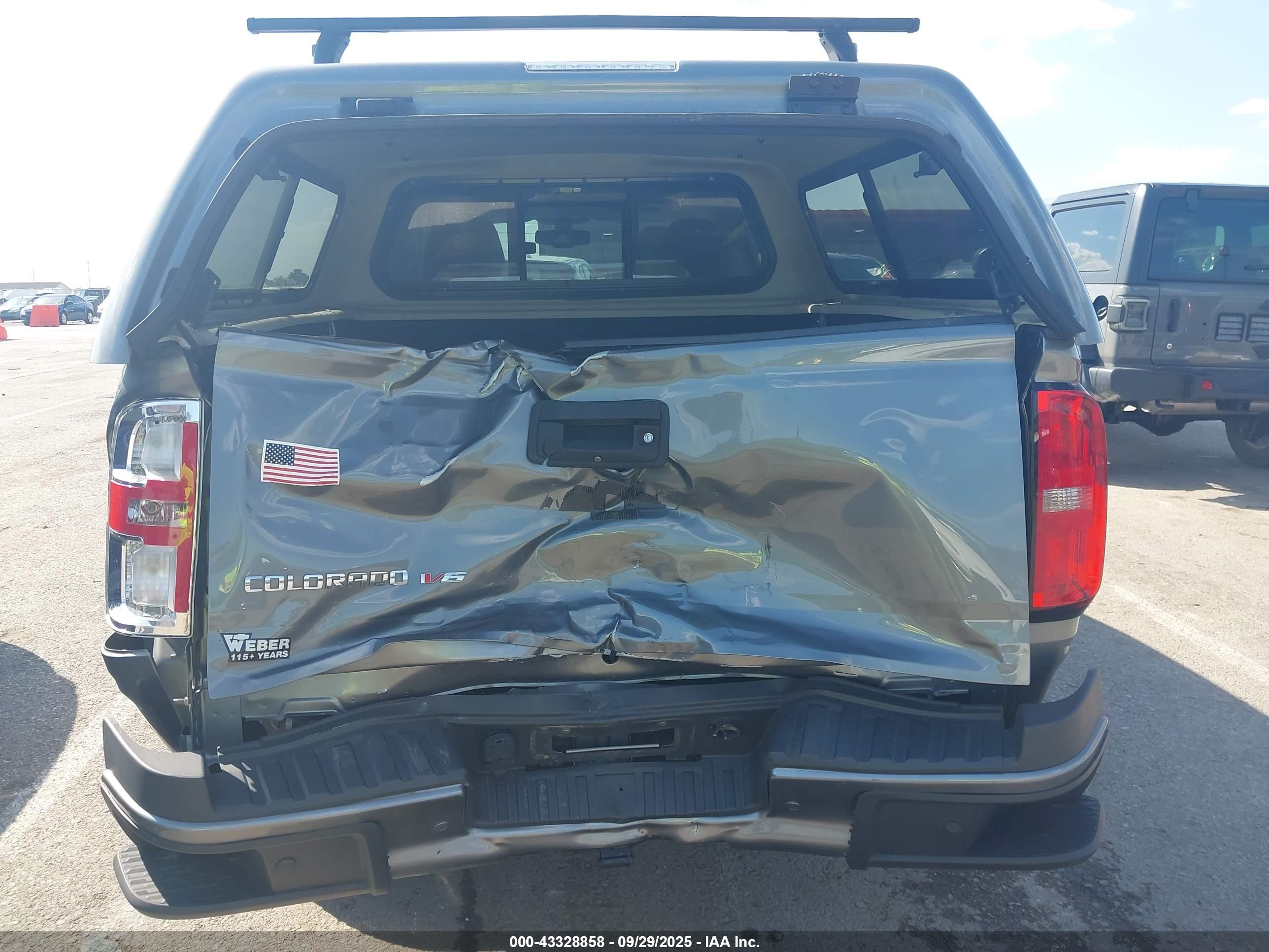 CHEVROLET COLORADO image 6
