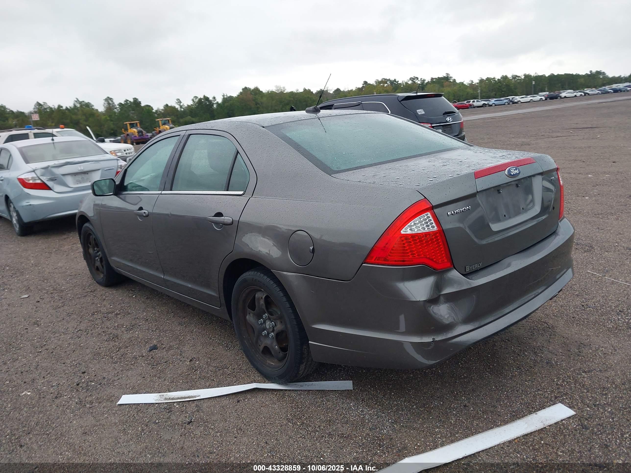 FORD FUSION image 3