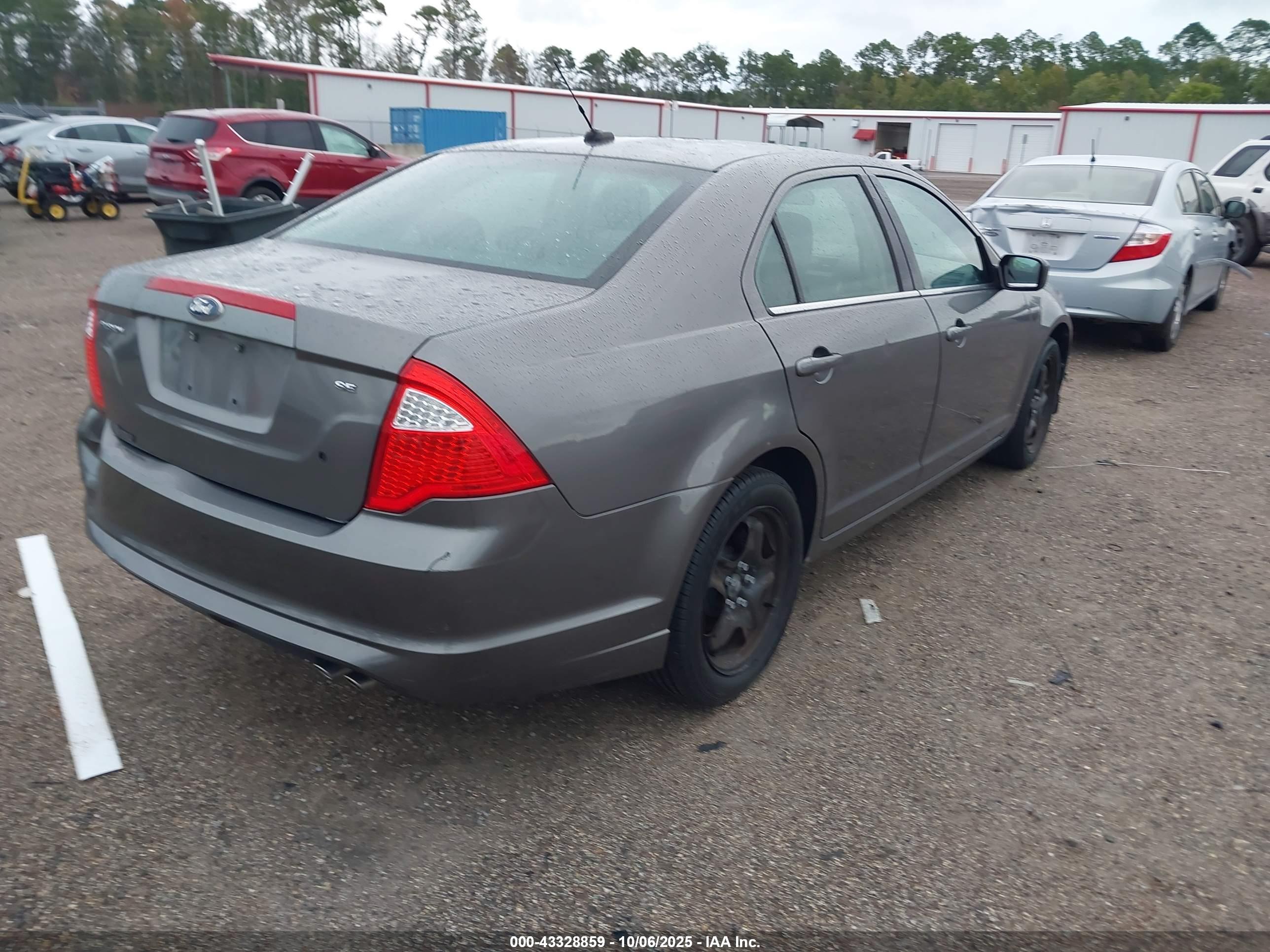 FORD FUSION image 4