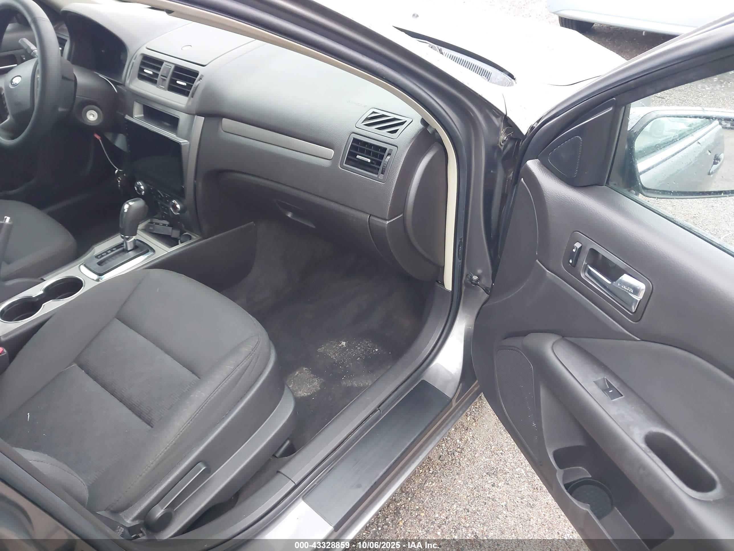 FORD FUSION image 5