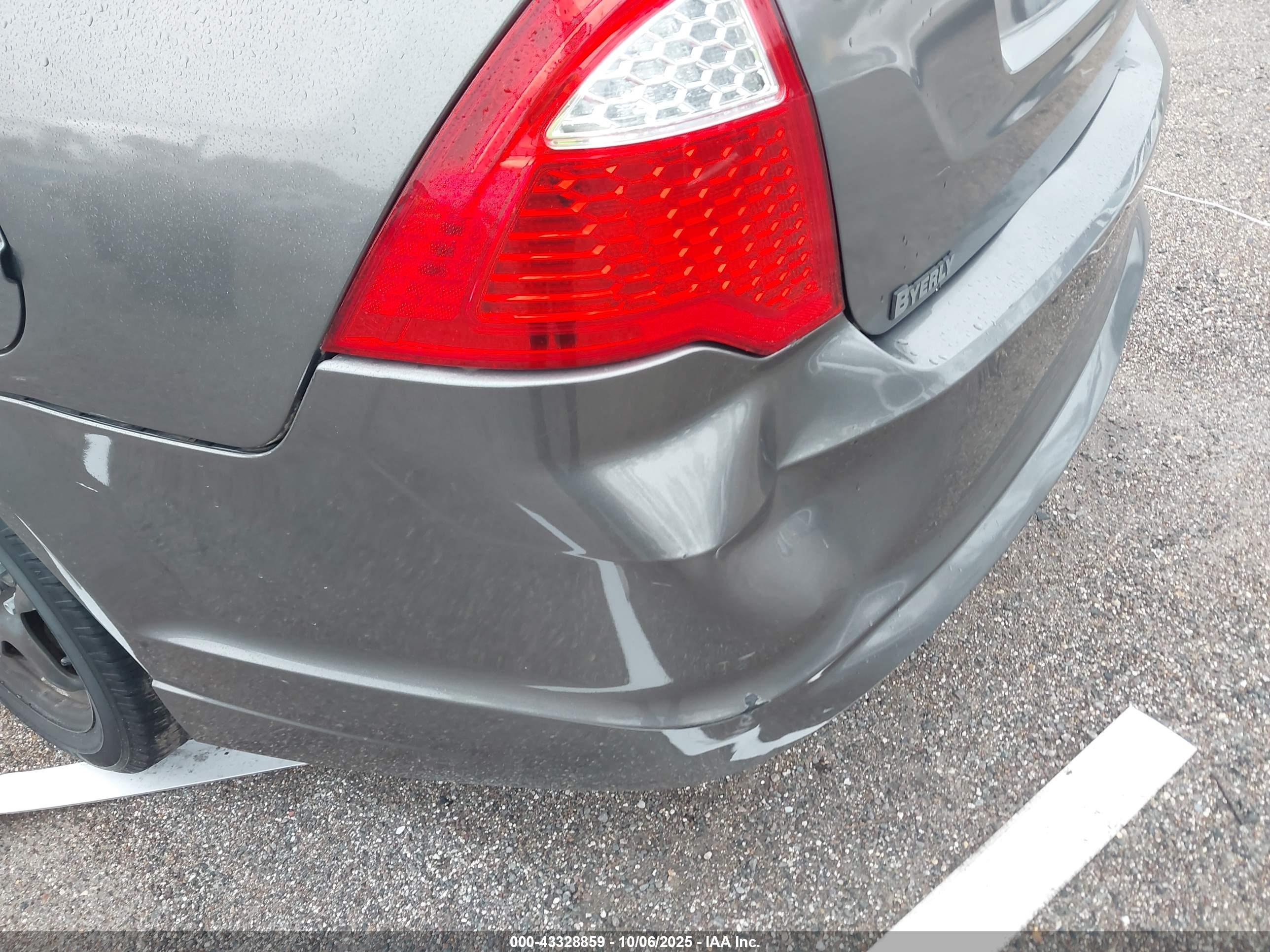 FORD FUSION image 6