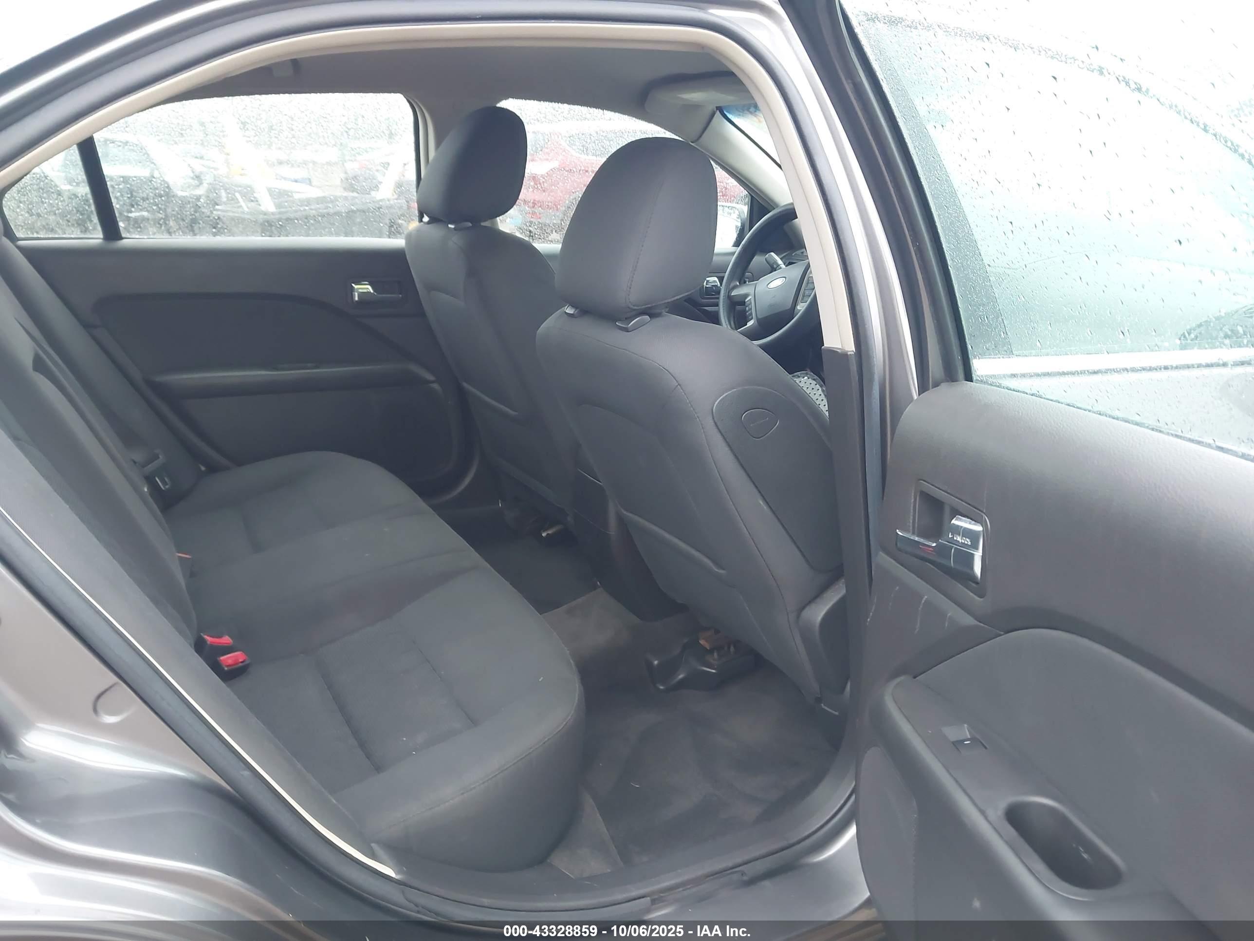 FORD FUSION image 8