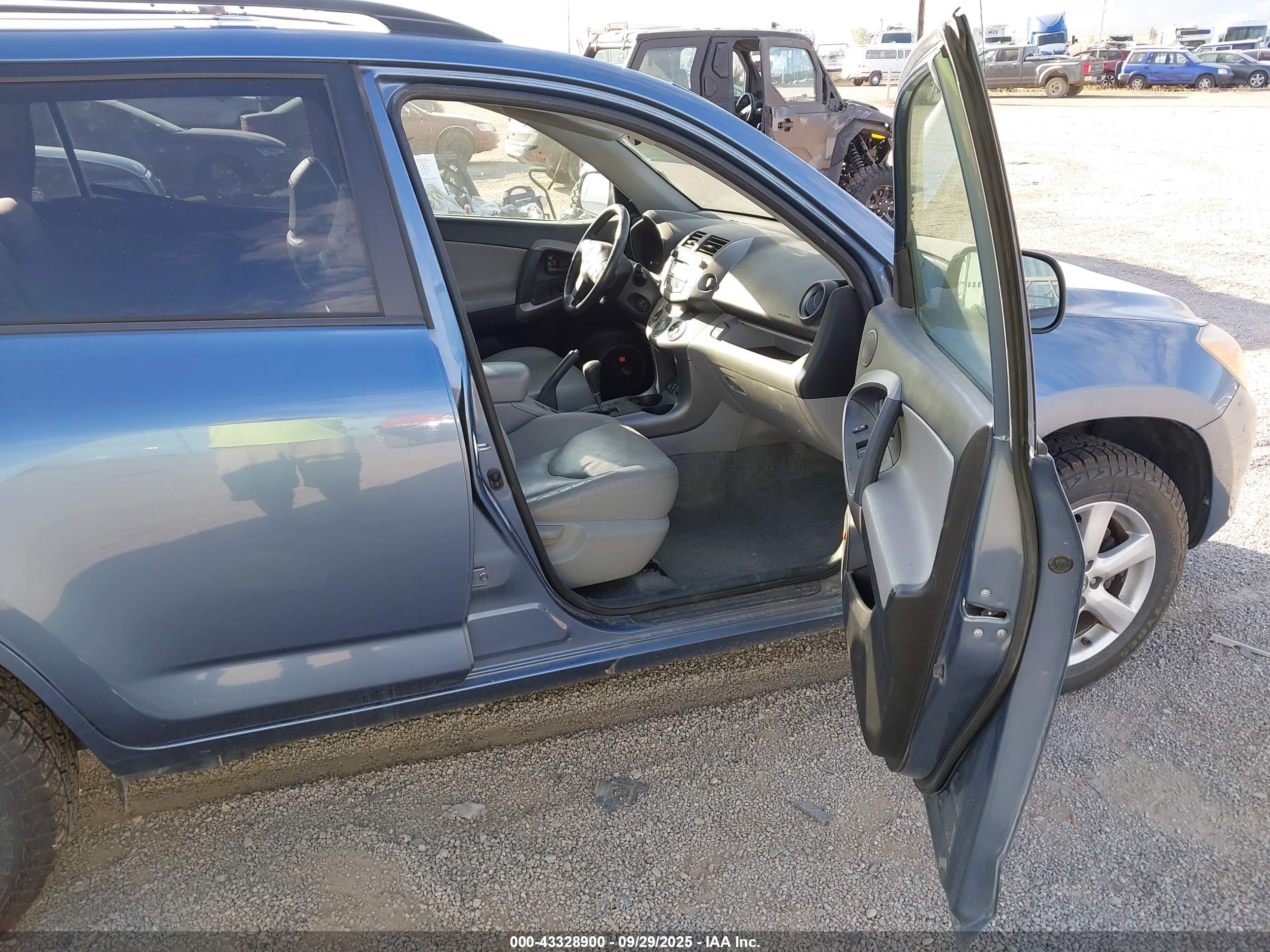TOYOTA RAV4 image 5