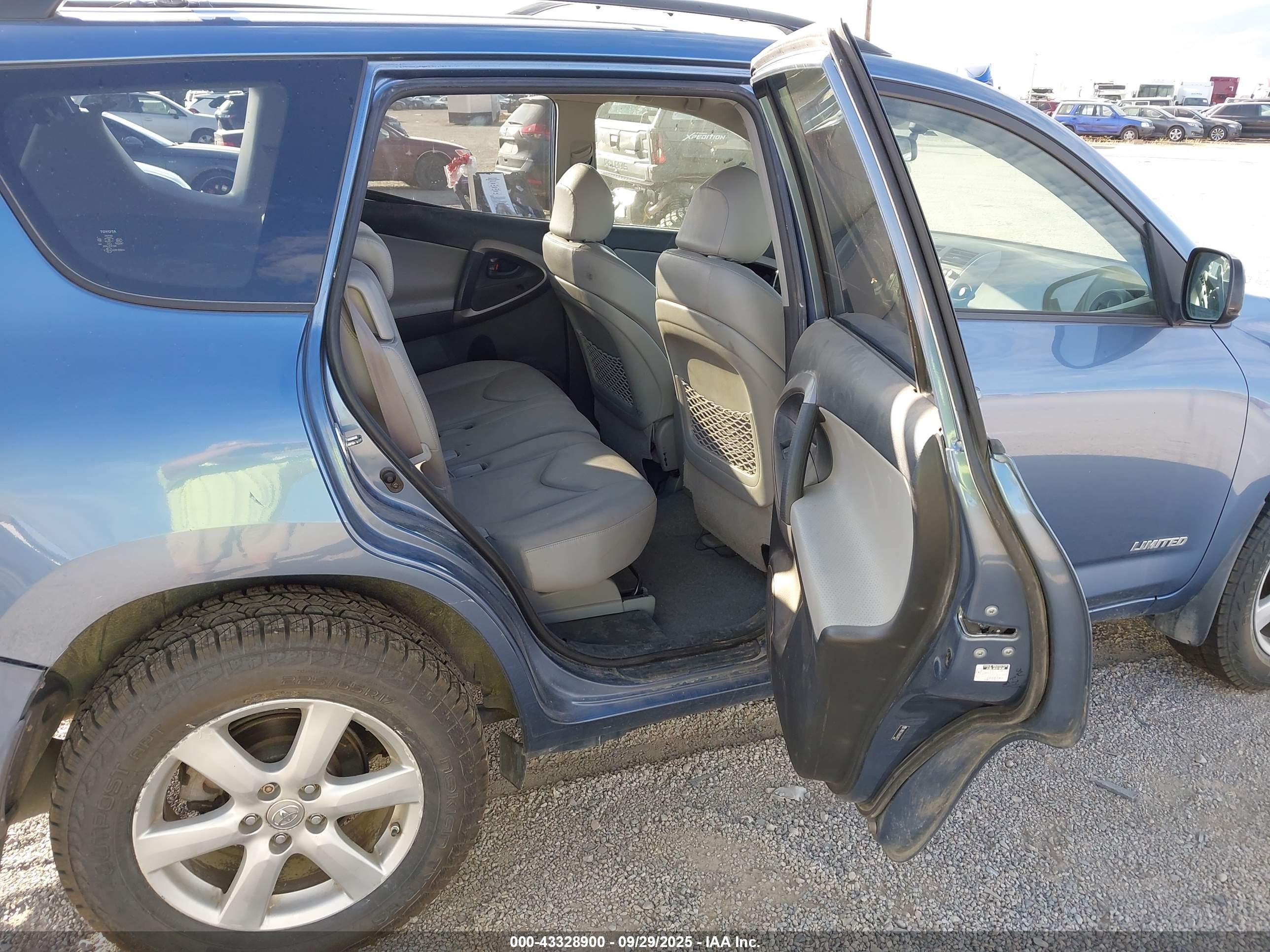 TOYOTA RAV4 image 8