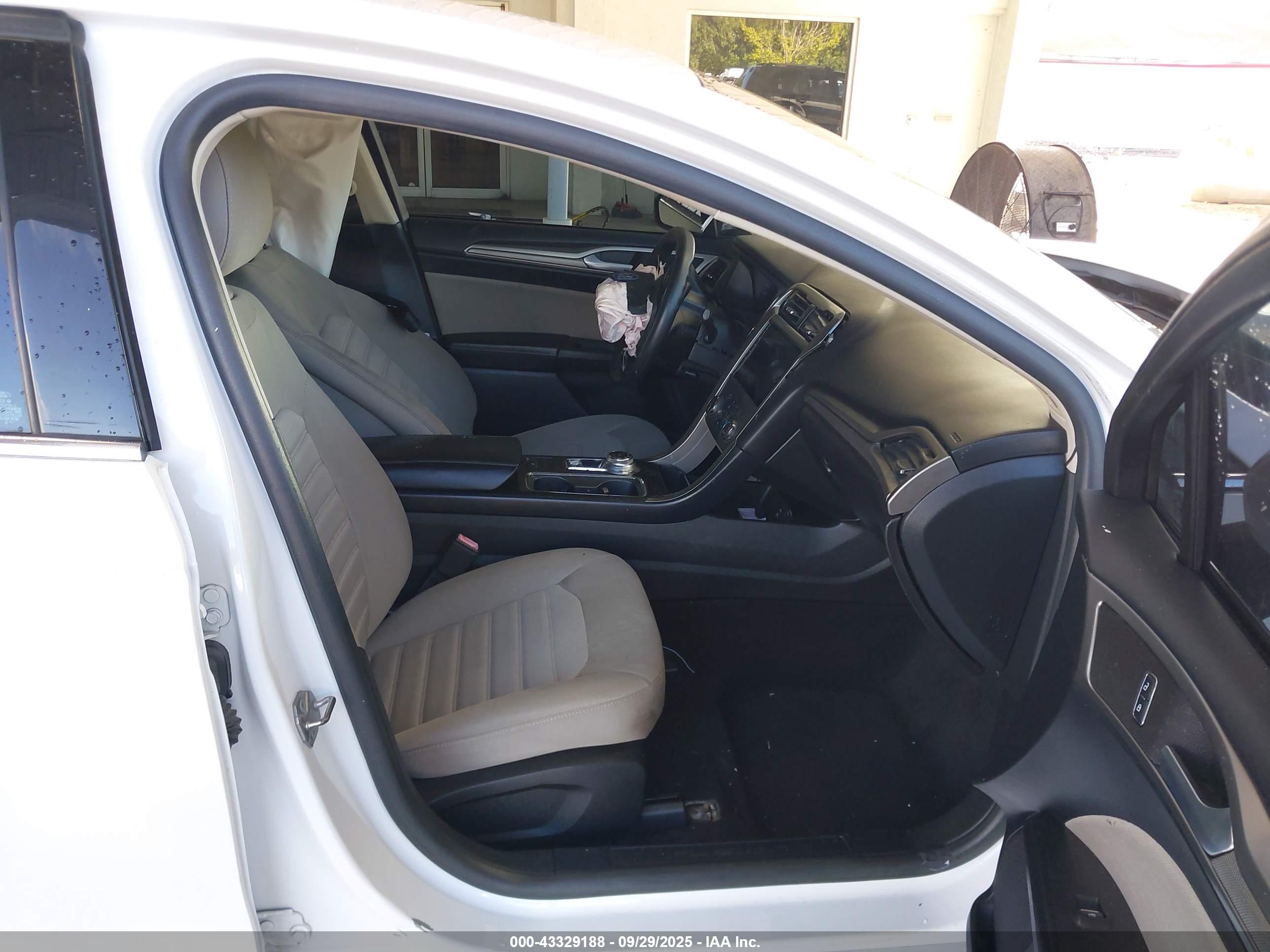 FORD FUSION image 5