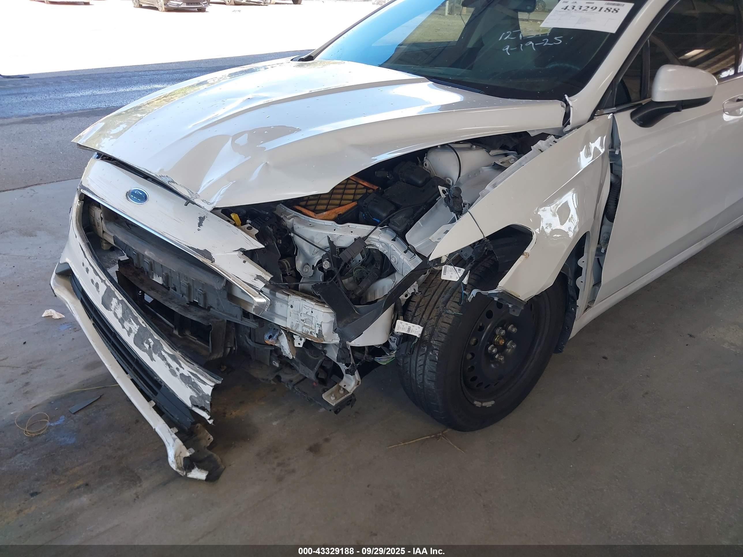 FORD FUSION image 6