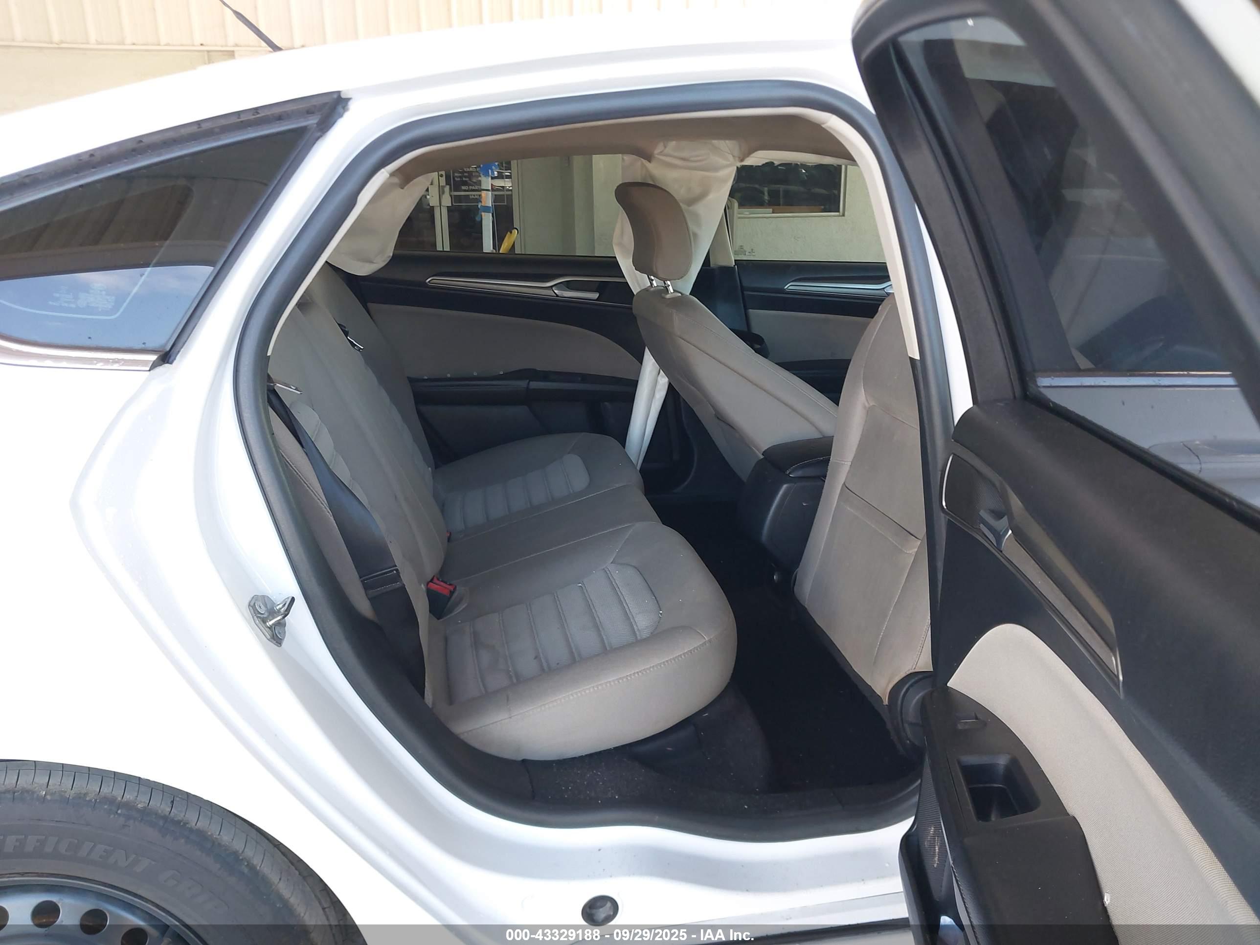 FORD FUSION image 8