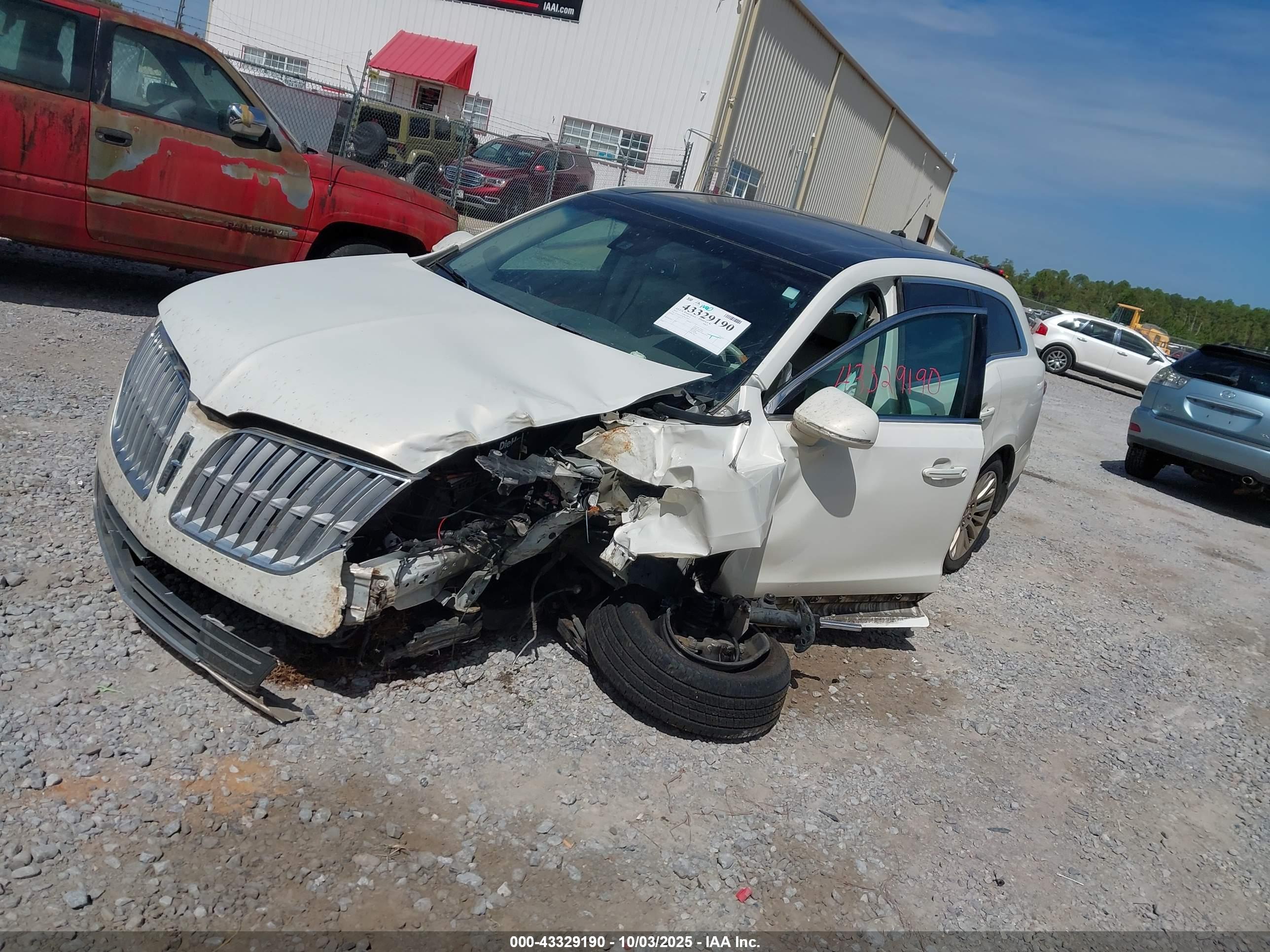 LINCOLN MKT image 2