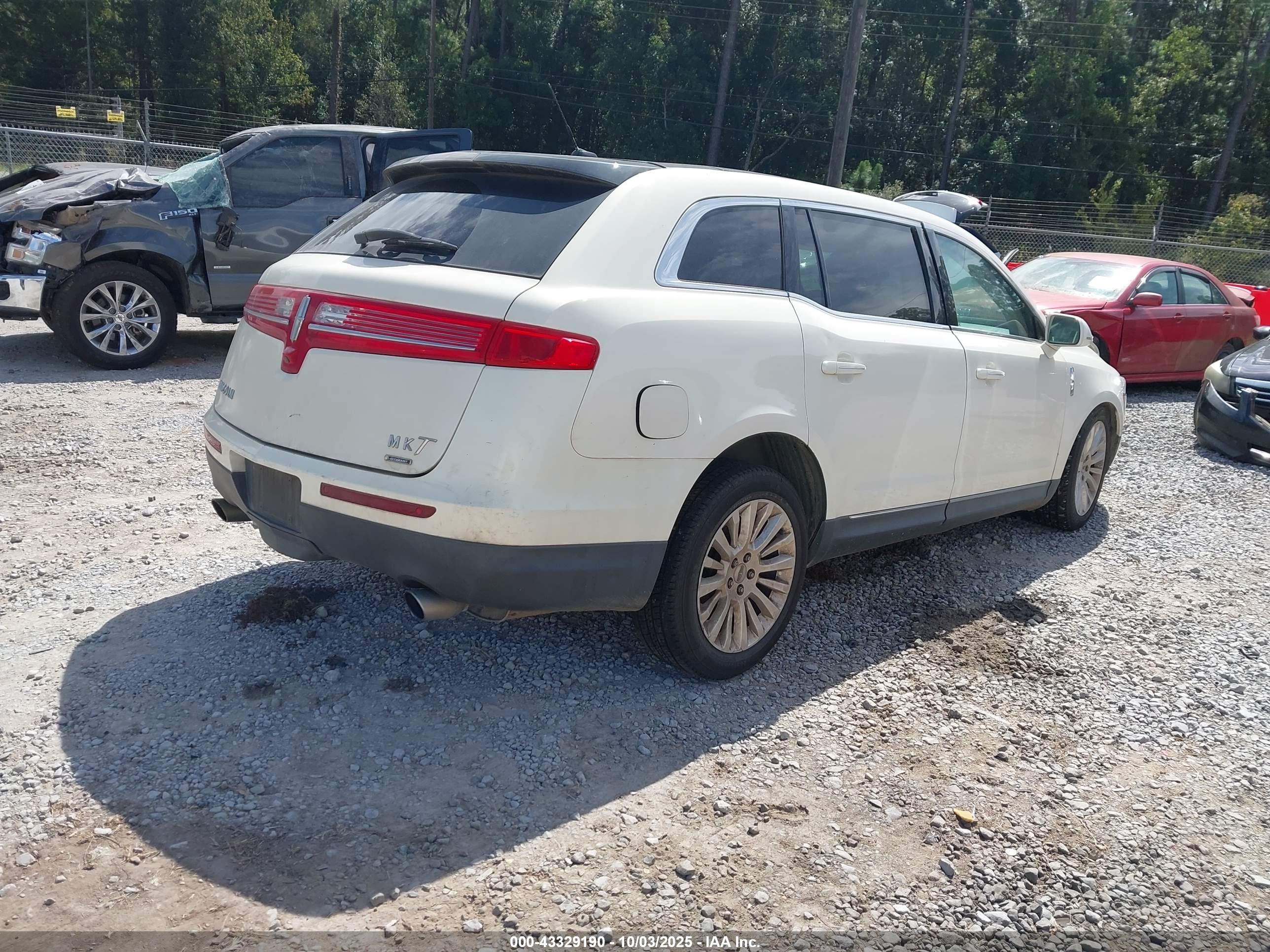 LINCOLN MKT image 4