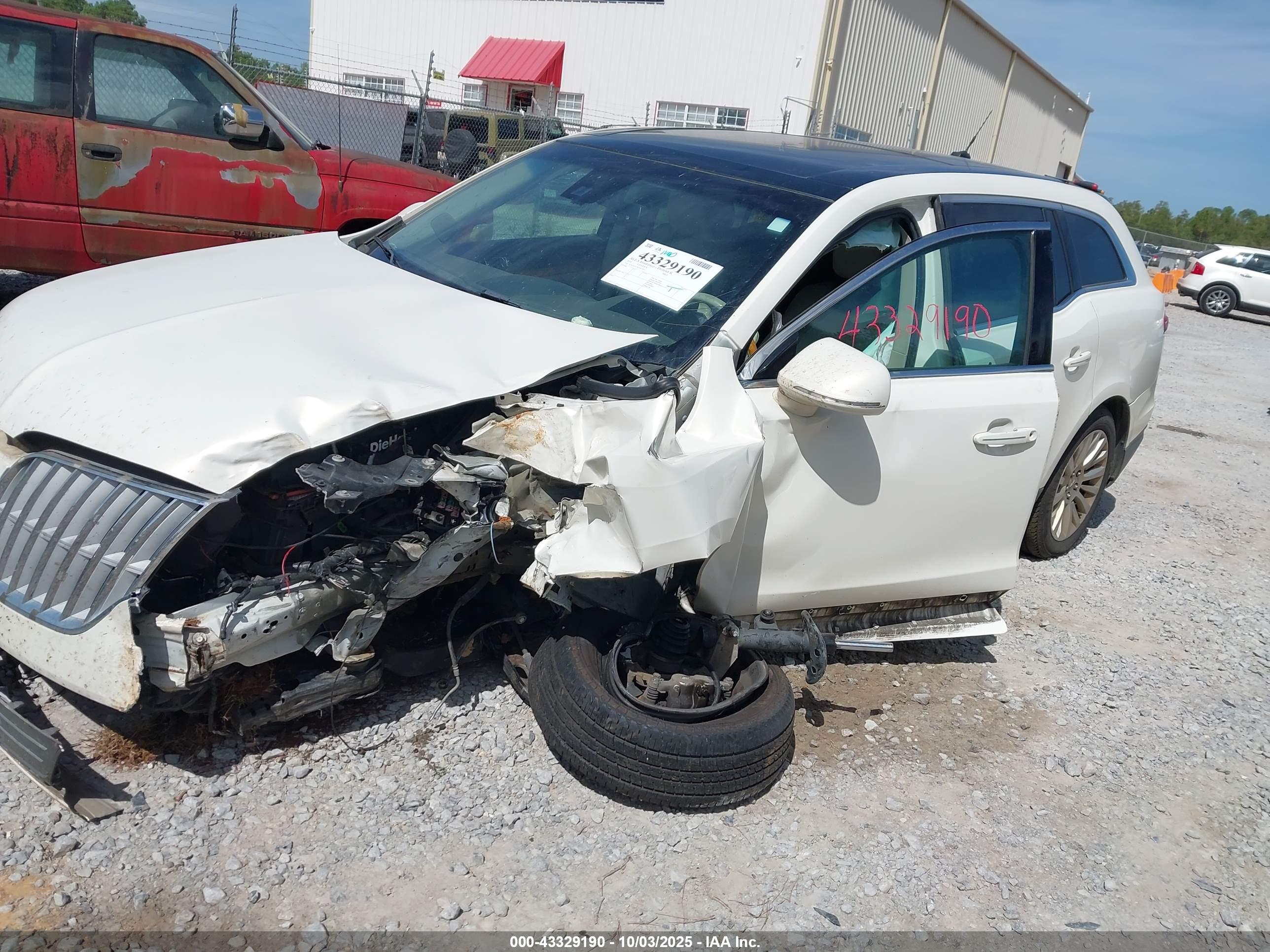 LINCOLN MKT image 6