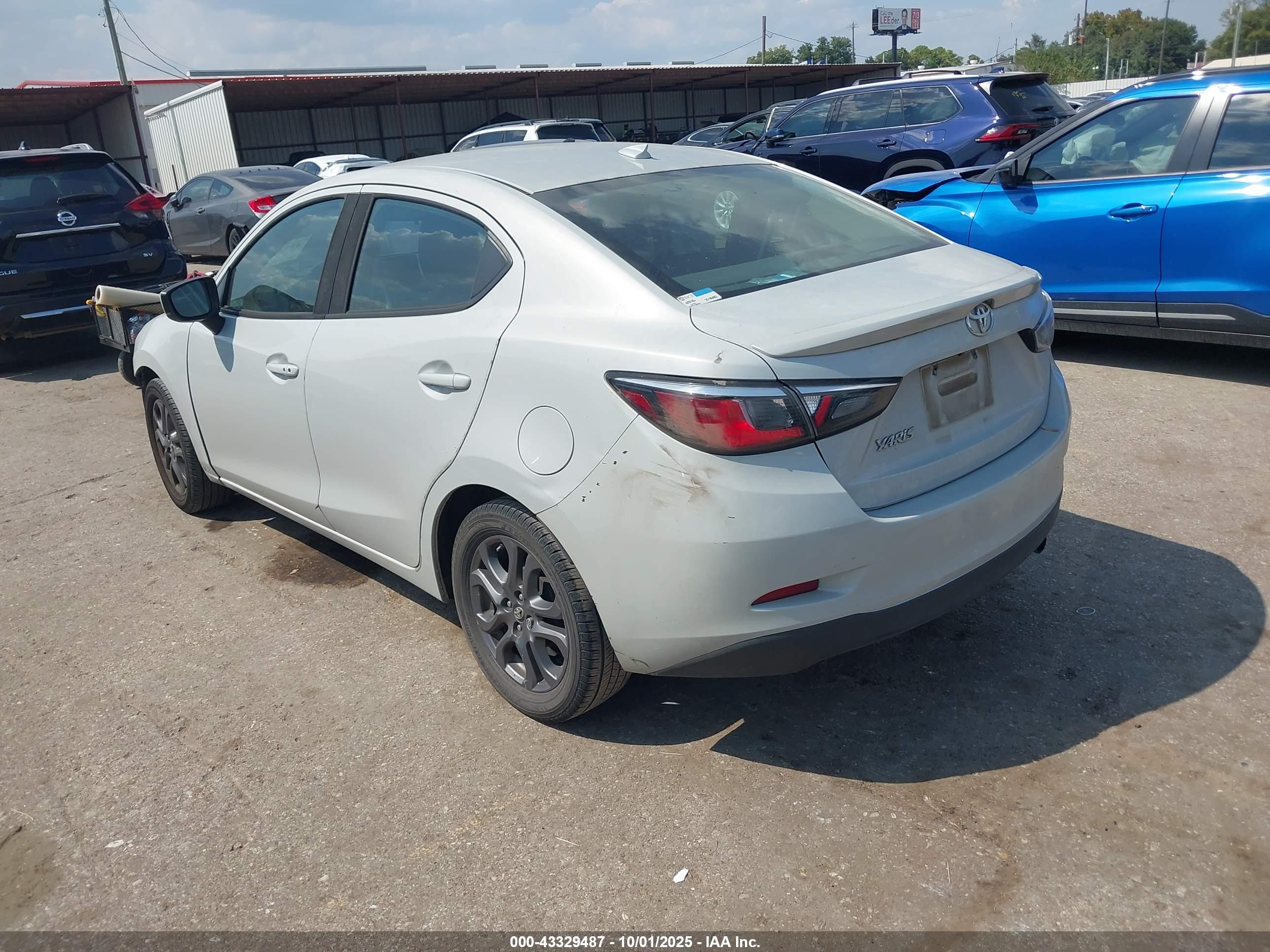 TOYOTA YARIS image 3